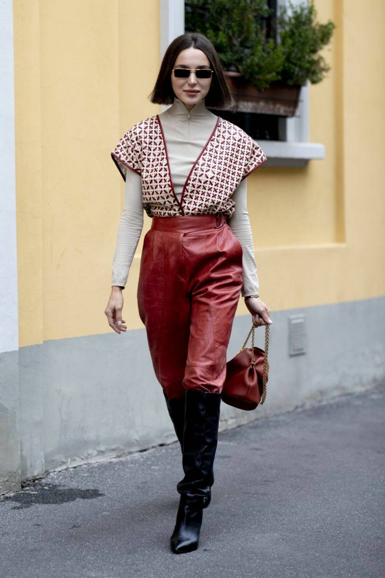 Milano Fashion Week Streetstyle SS20. Röda läderbyxor.