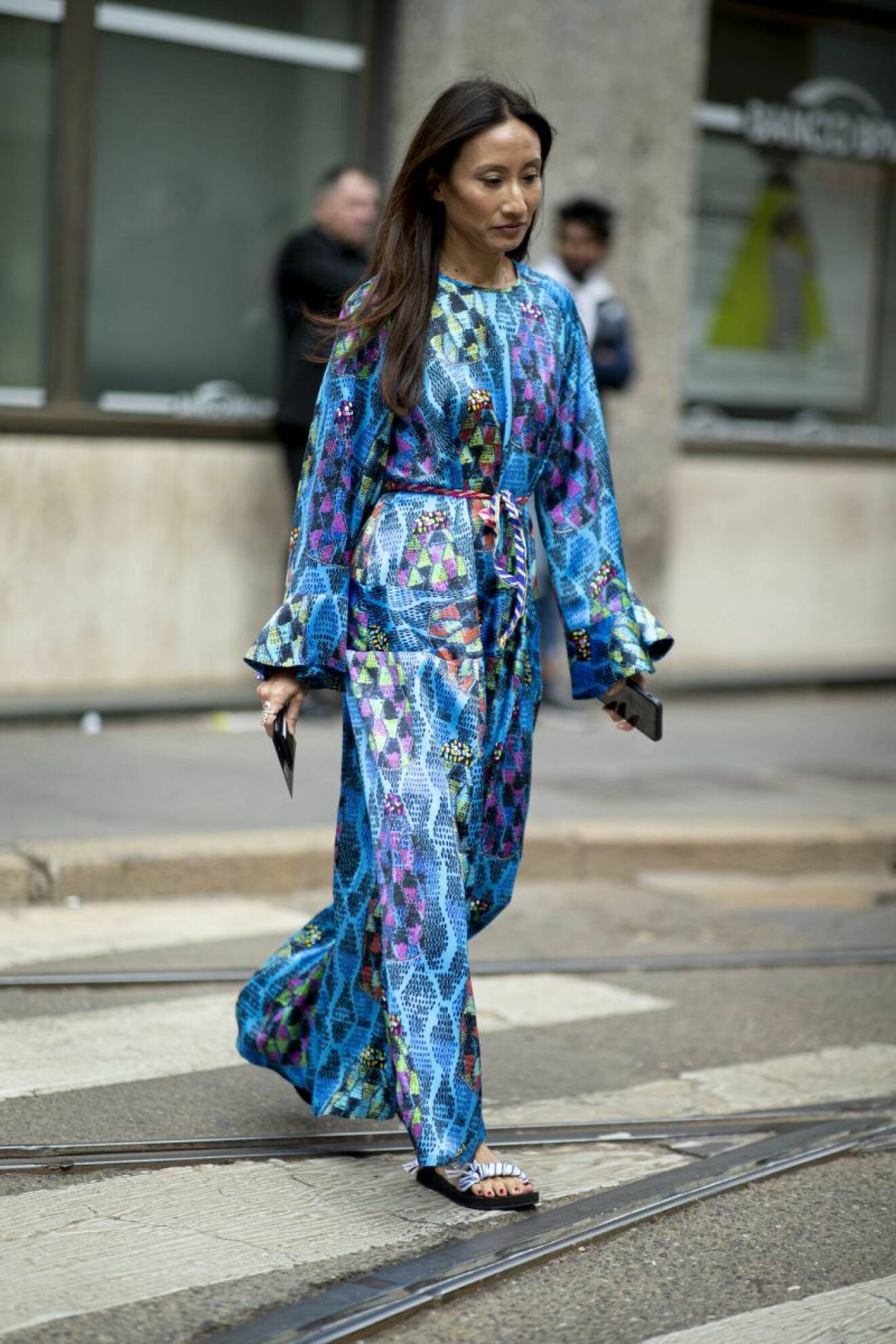 Milano Fashion Week Streetstyle SS20. Blåmönstrad klänning.