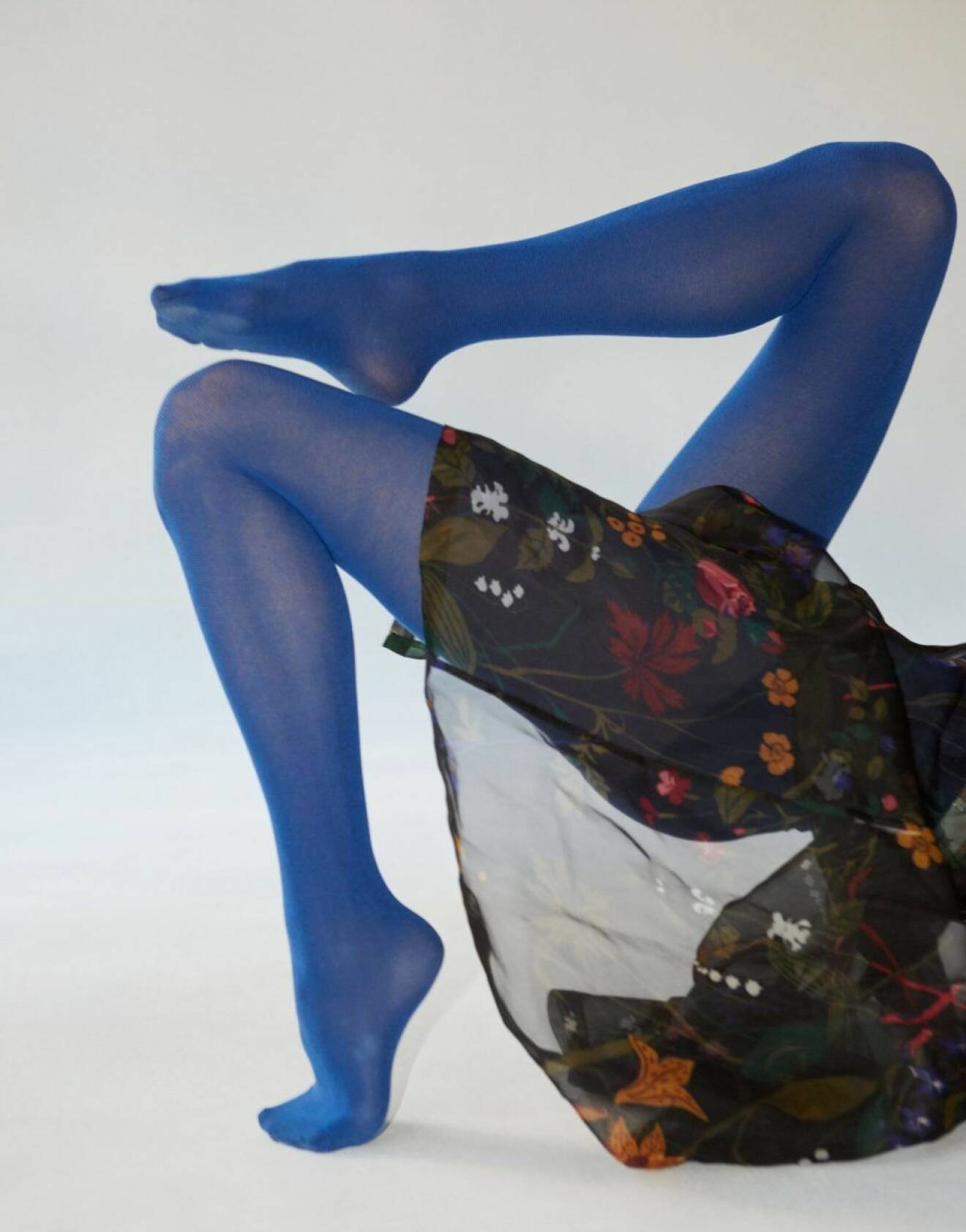 Här är Swedish Stockings nya strumpbyxa Polly i blått