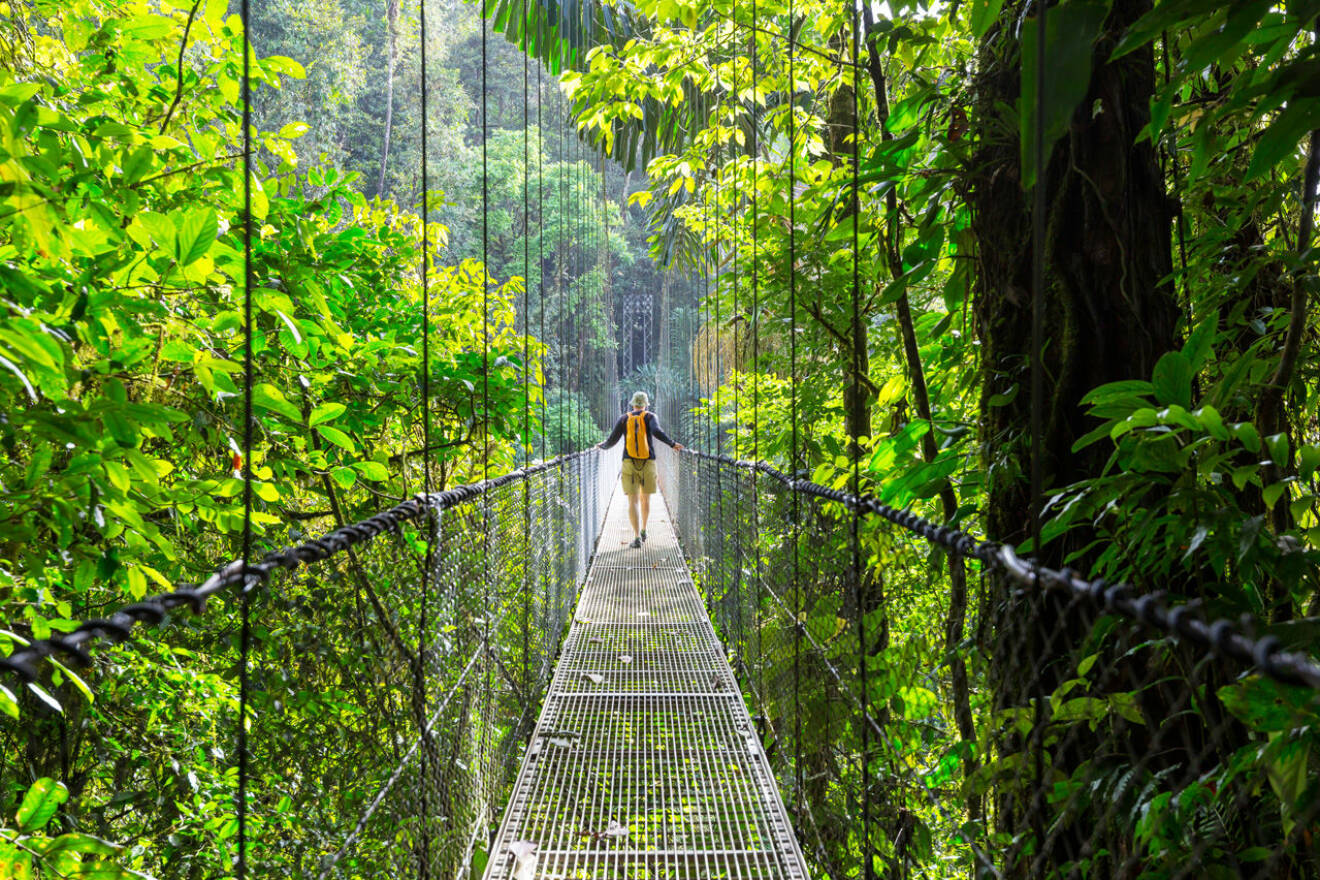 Kvinna på hängbro i Costa Rica