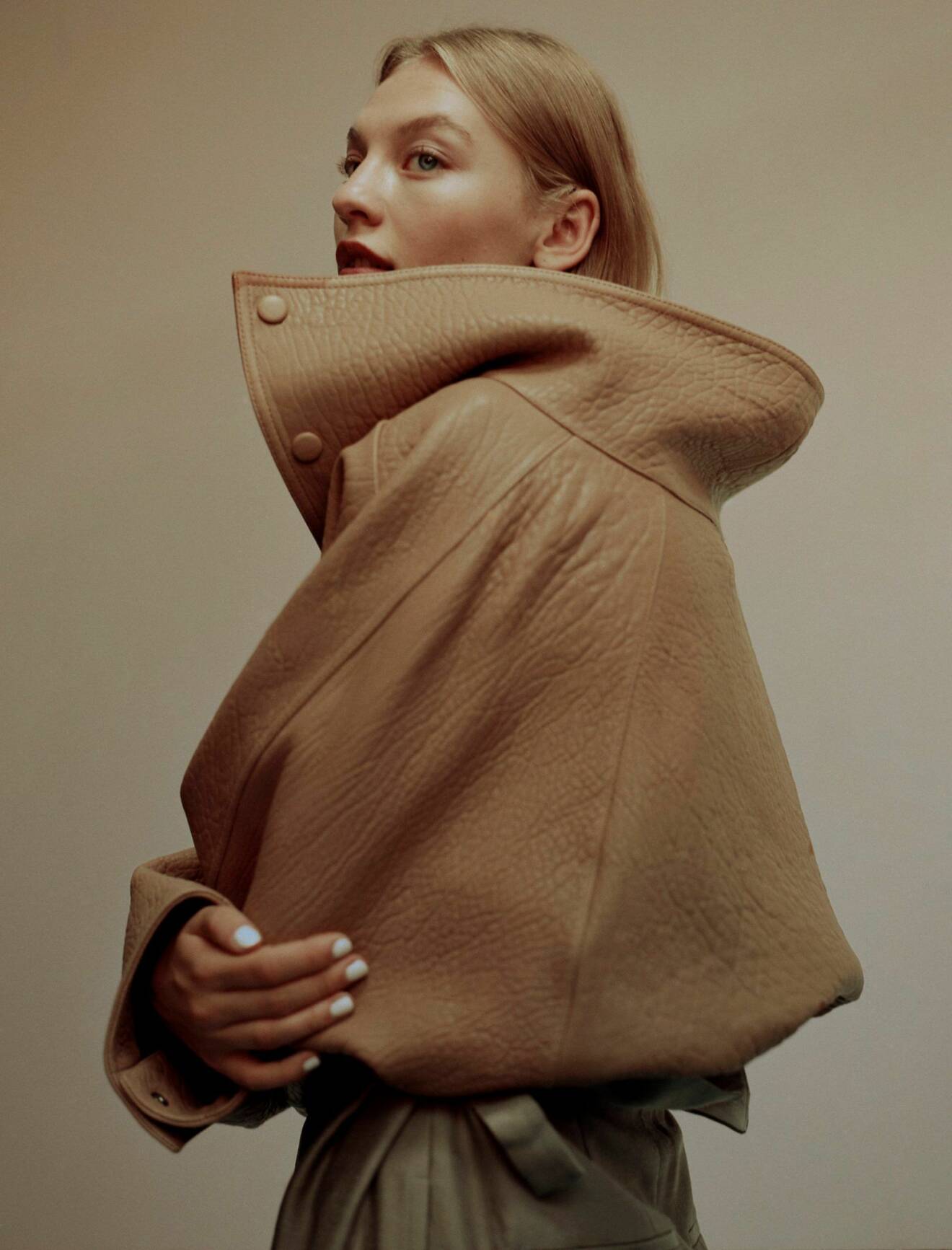 Styla den naturnära trenden, brun jacka med stor krage från Acne Studios