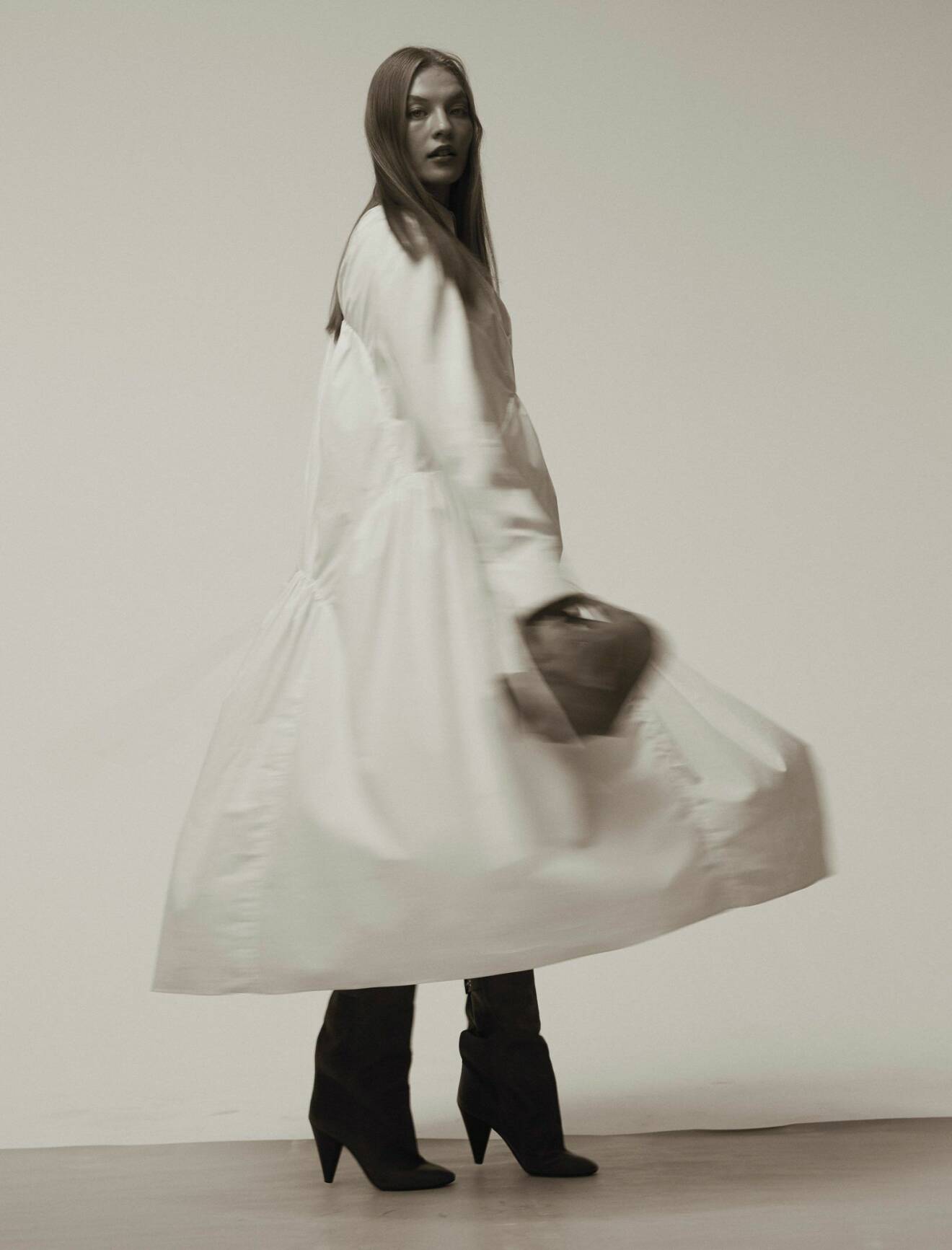Styla den naturnära trenden, vit klänning från Cecilie Bahnsen