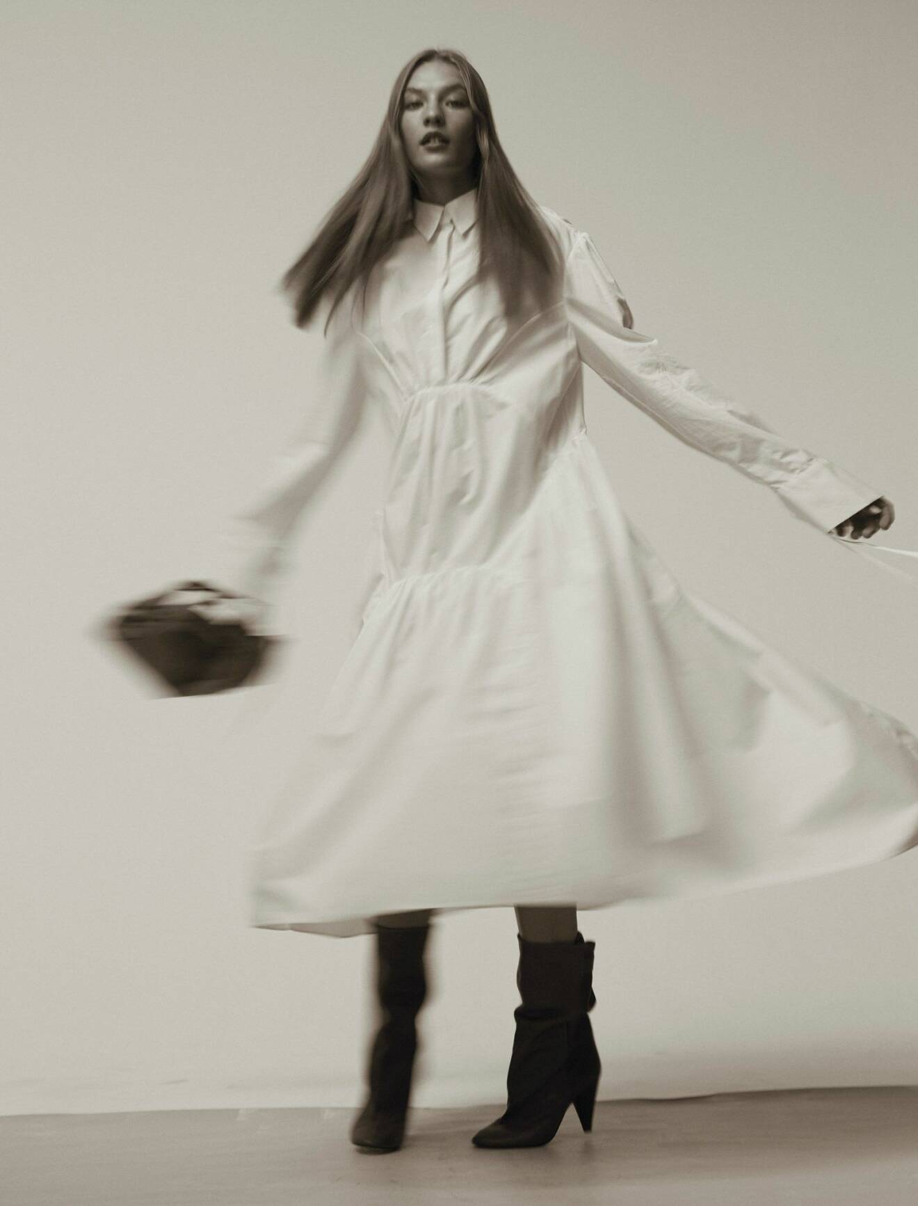 Styla den naturnära trenden, vit klänning från Cecilie Bahnsen