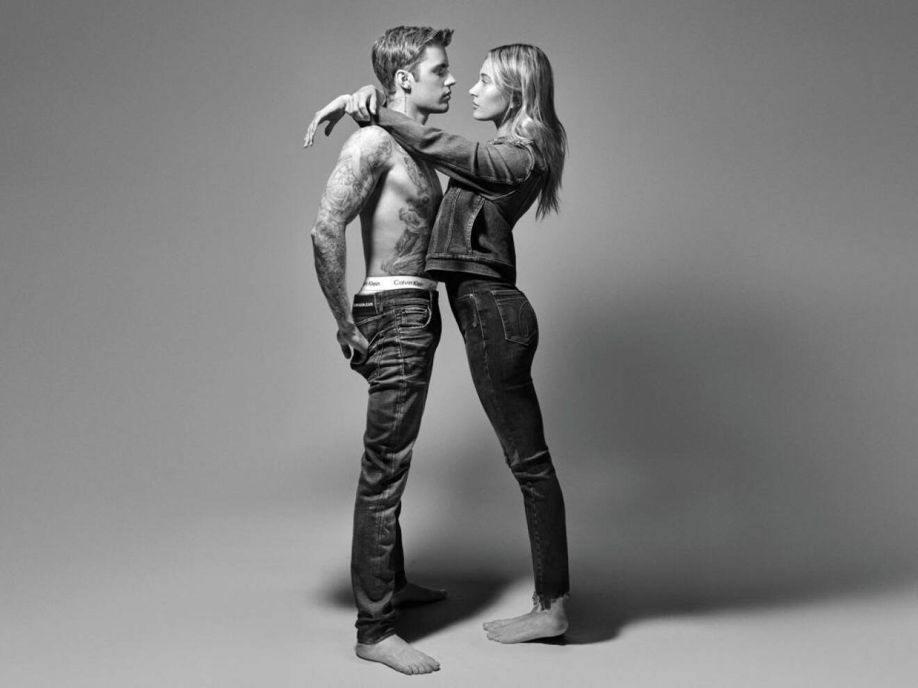 Justin och Hailey Bieber i Calvin Klein 