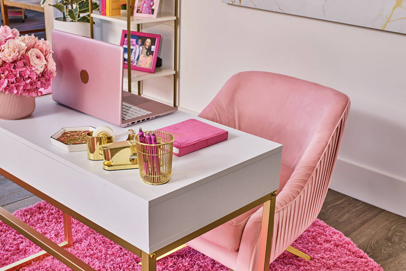 Rosa sammetsstol hemma hos Barbie