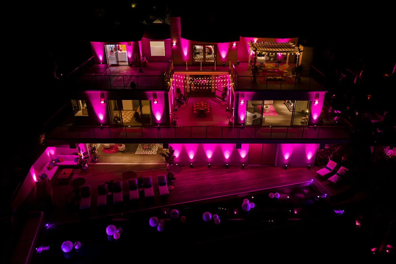 Kvällsbelysningen i Barbiehuset är rosa