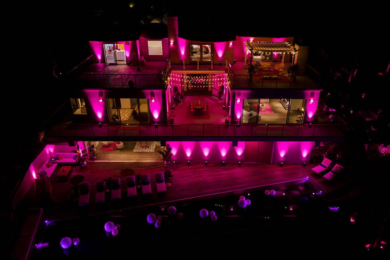 Kvällsbelysningen i Barbiehuset är rosa