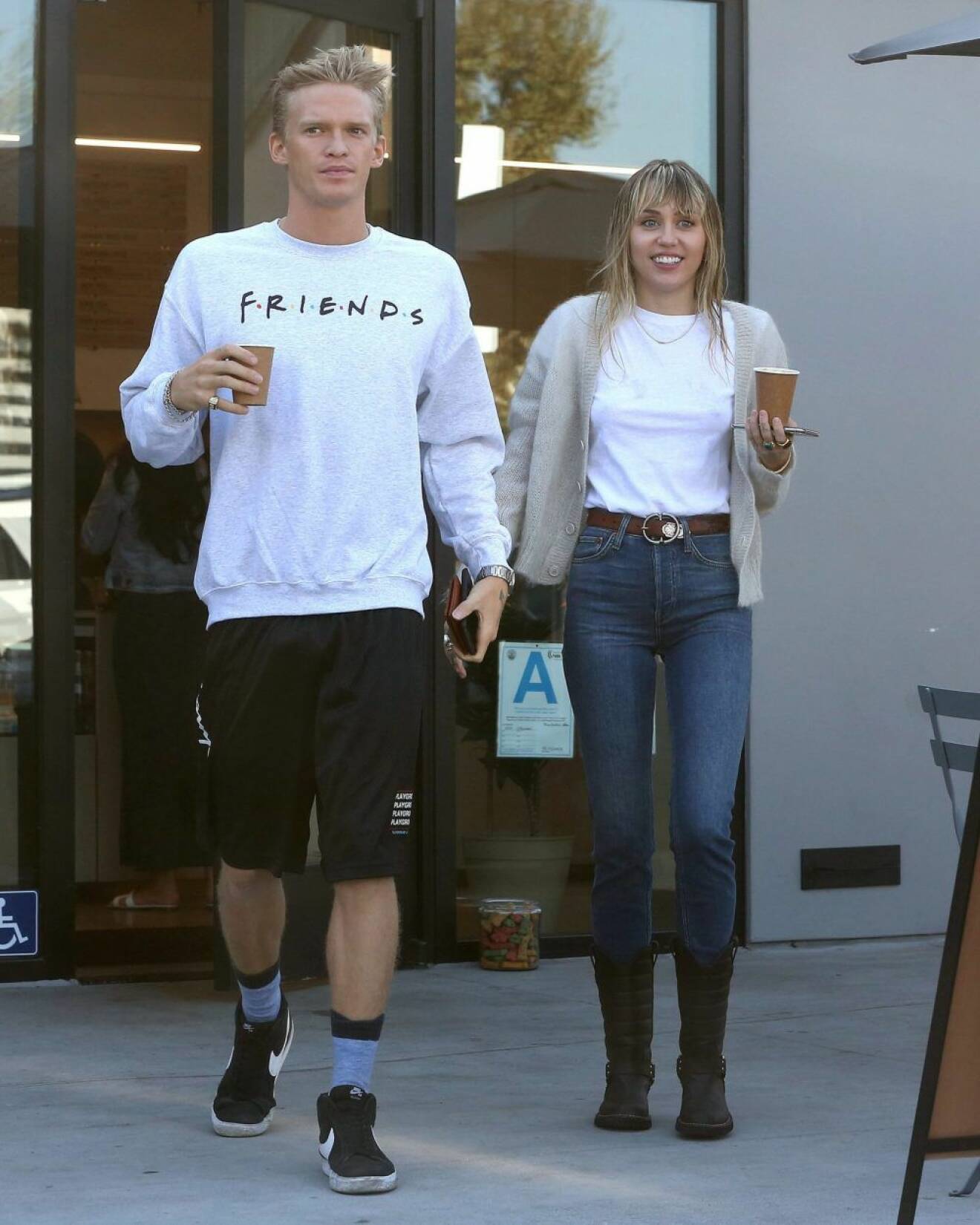 Miley och Cody hämtar kaffe