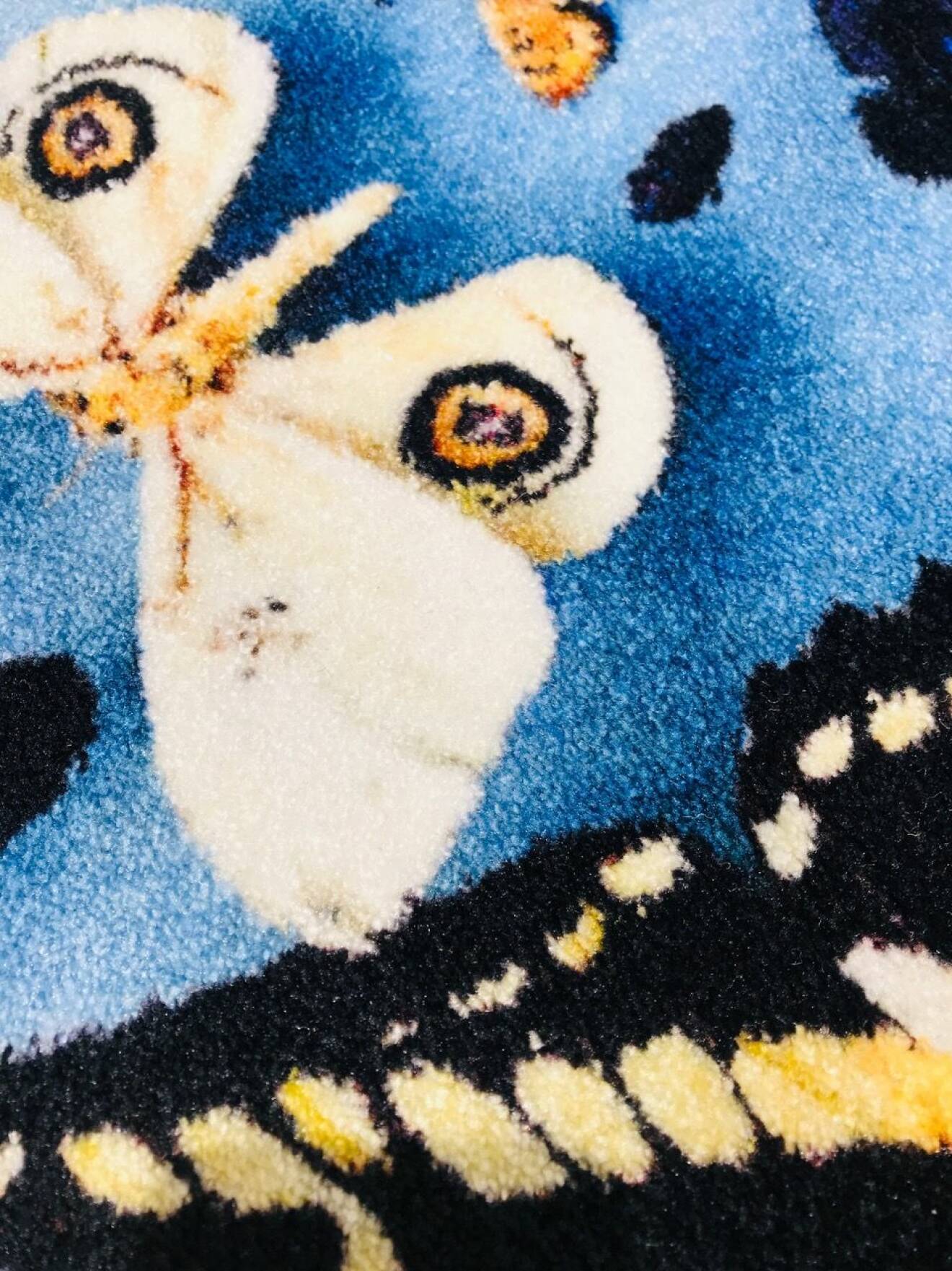 Blå matta med vit fjäril från maxjenny! Home Collection