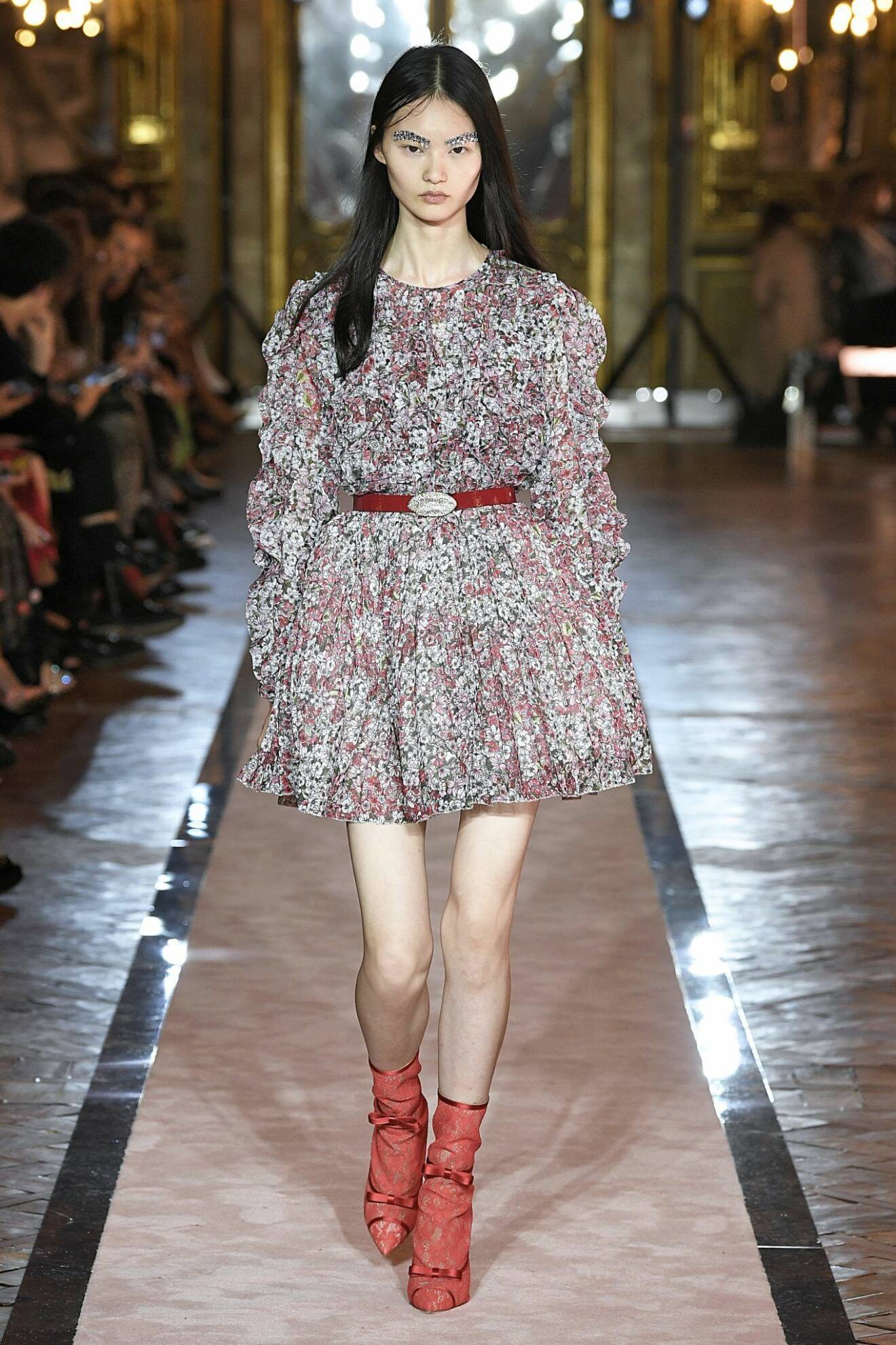 Blommig kort klänning med rött bälte från Giambattista Valli x H&M.