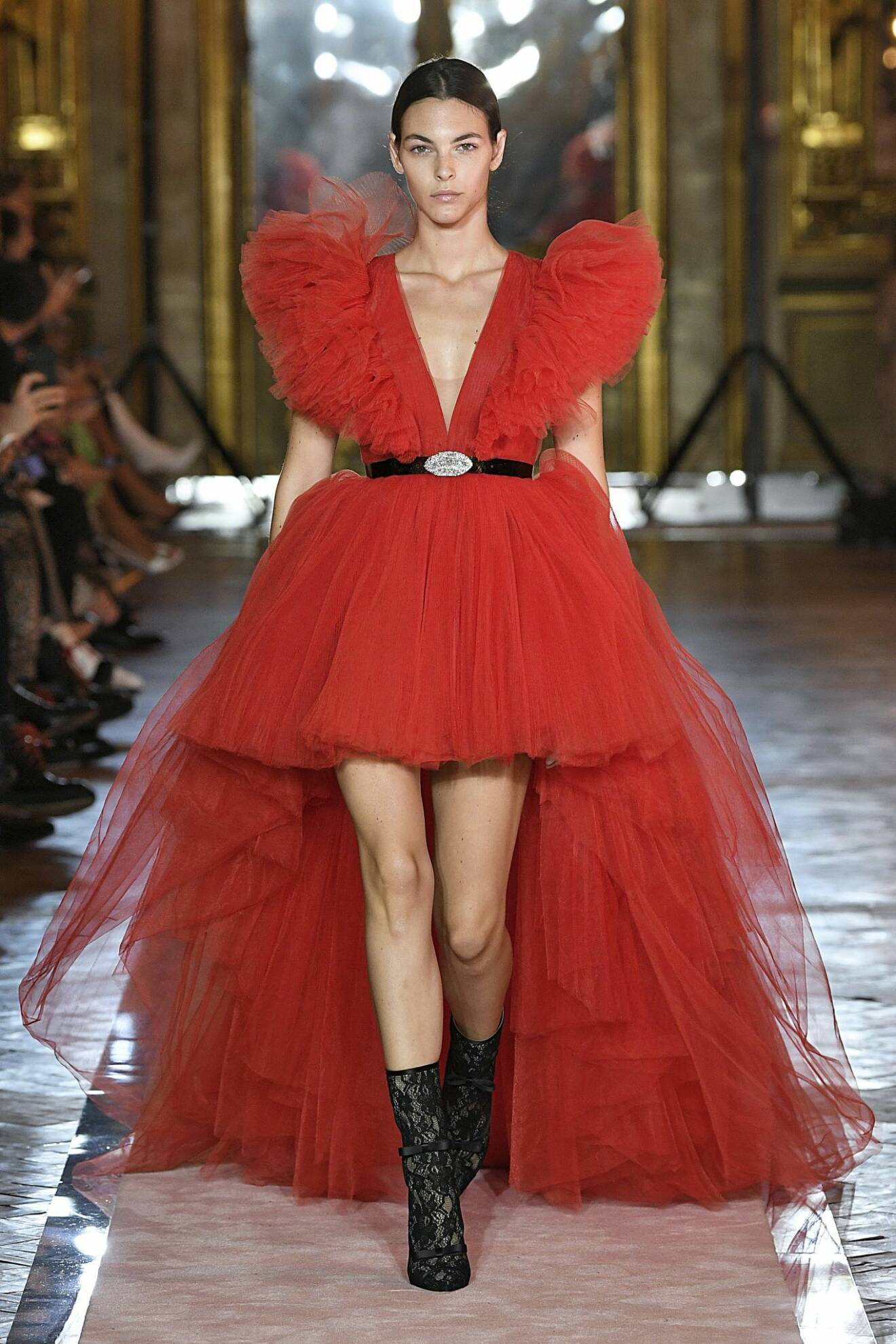 Röd tyll klänning från Giambattista Valli x H&M.