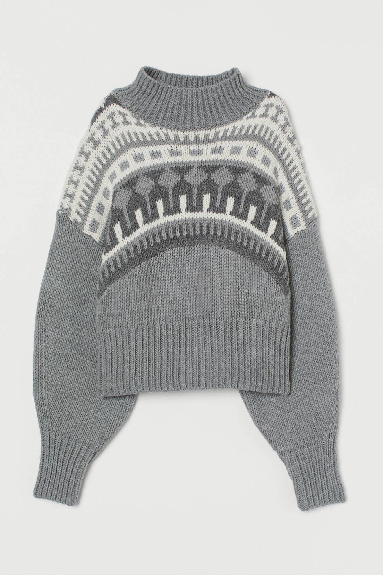 Stickad tröja från H&M med luftiga ärmar och zig zag mönster med olika nyanser av grått.