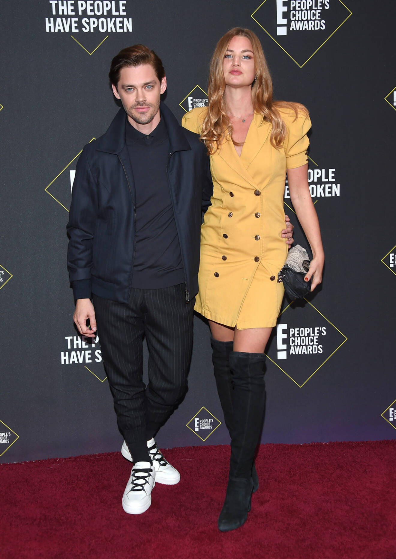 Tom Payne och Jennifer Åkerman på röda mattan på People's Choice Awards 2019
