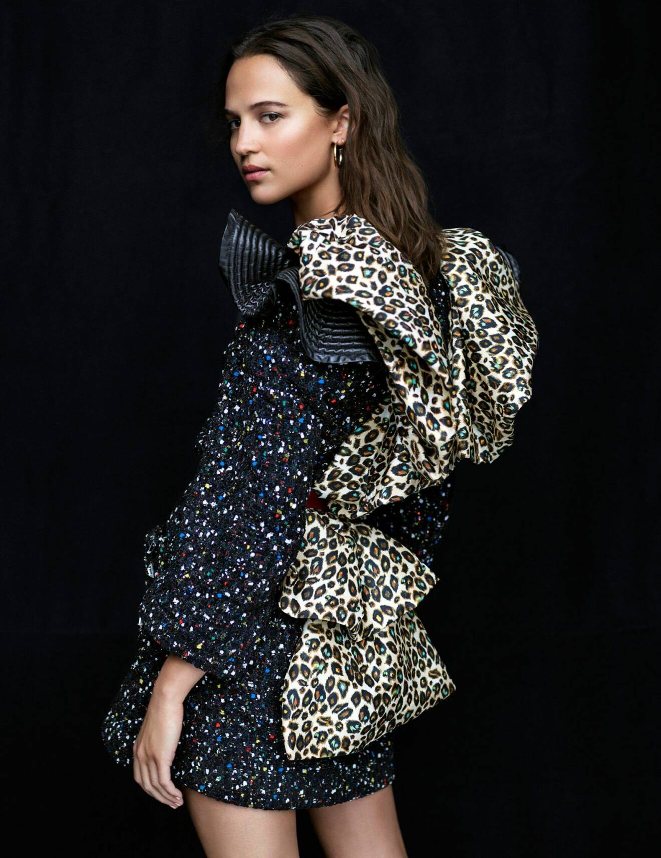 Alicia Vikander i leopardmönstrad klänning från Louis Vuitton