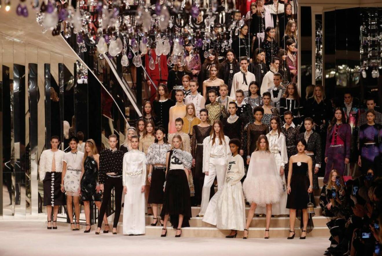 Modeller i grupp från visningen av Chanel Métiers d’Art 2019/2020.