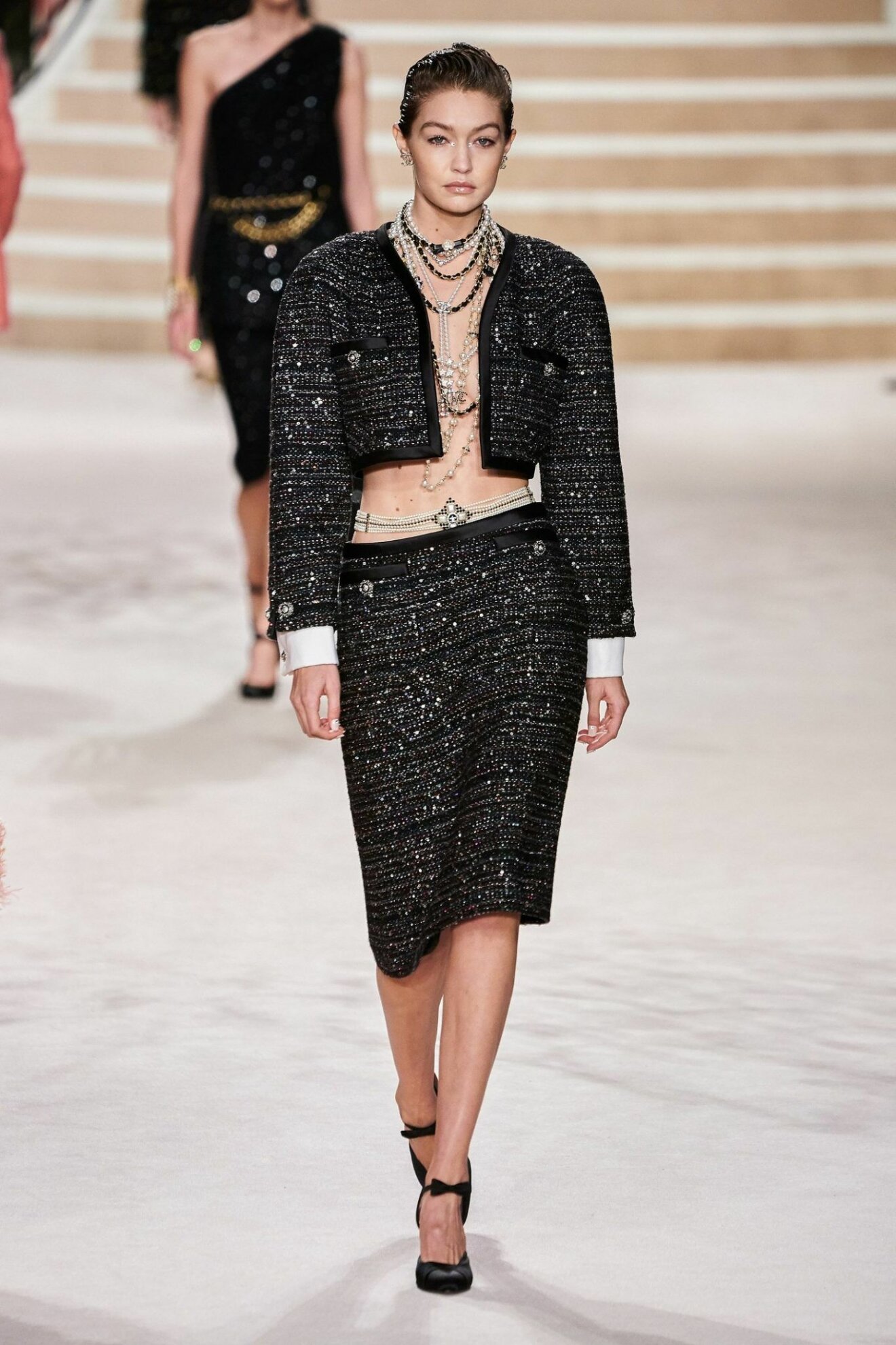 Gigi Hadid i en kostymkavaj från visningen av Chanel Métiers d’Art 2019/2020.