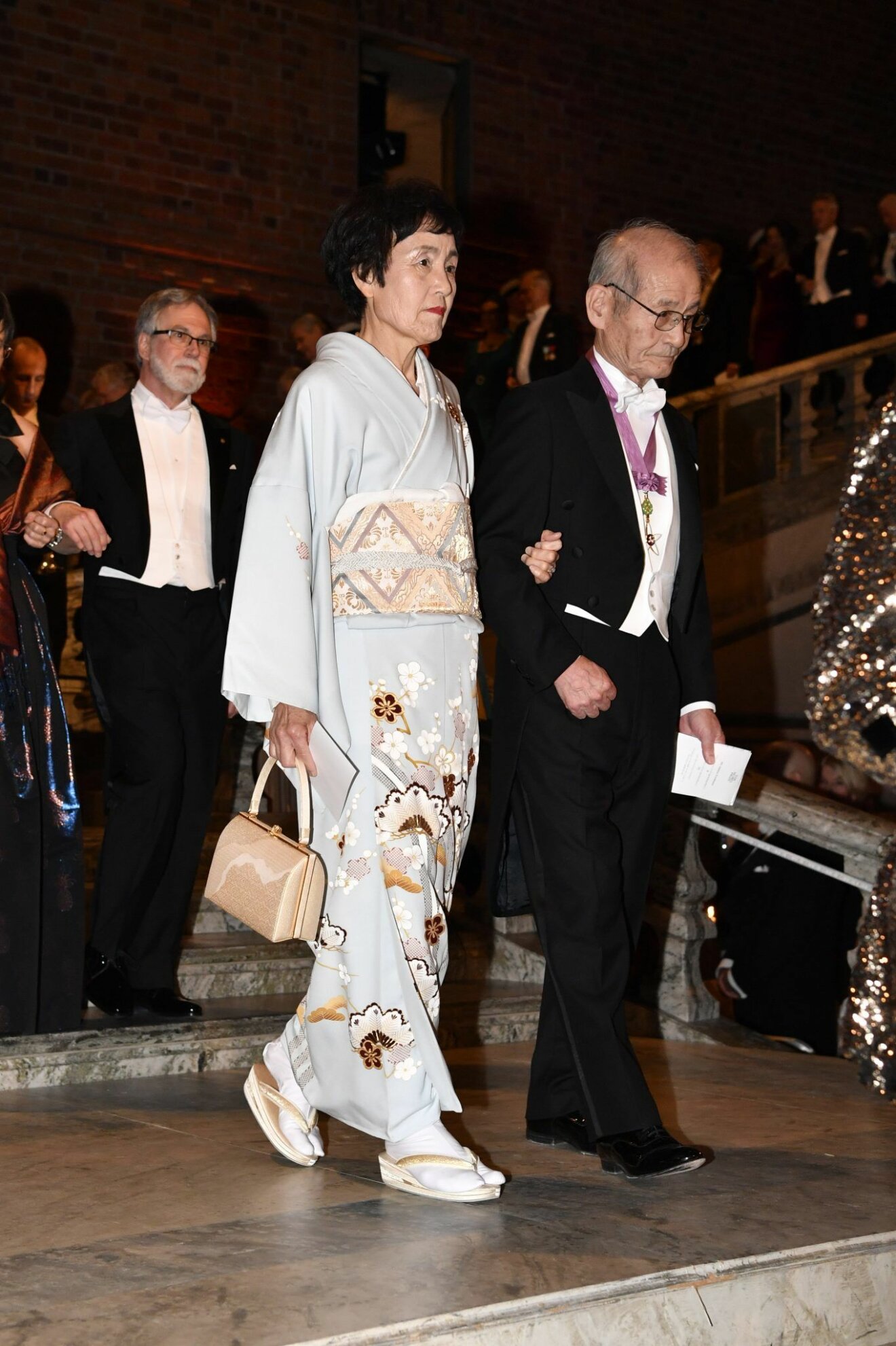 Nobelpristagaren i kemis fru Kumiko anlände till stadshuset i en snygg stilren väska i 60-tals model