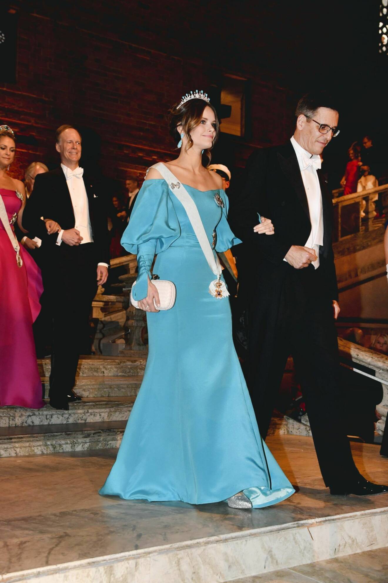 Prinsessan Sofia valde glittriga silverpumps till sin blåa sidenklänning.