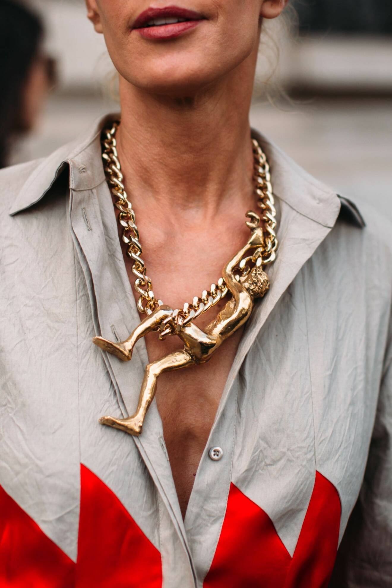 En rejäl halskedja med lekfulla drag lyfter helt klart spänningen i en look. Streetstyleinspiration. 