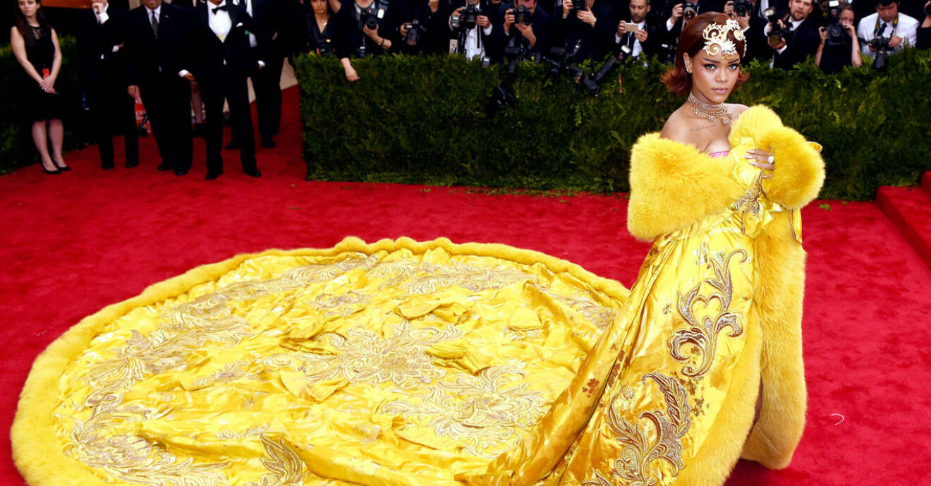 Rihanna i gul klänning