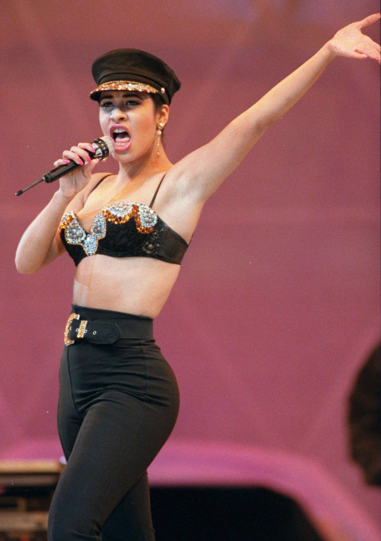 Selena Quintanillas mest ikoniska looks från 90-talet