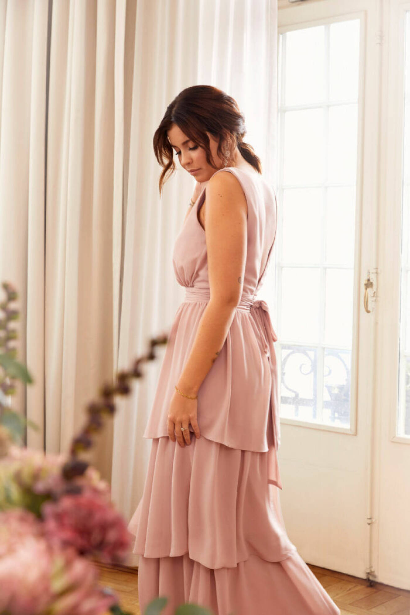 Nicole Falciani släpper bröllopskollektion – rosa långklänning med volanger