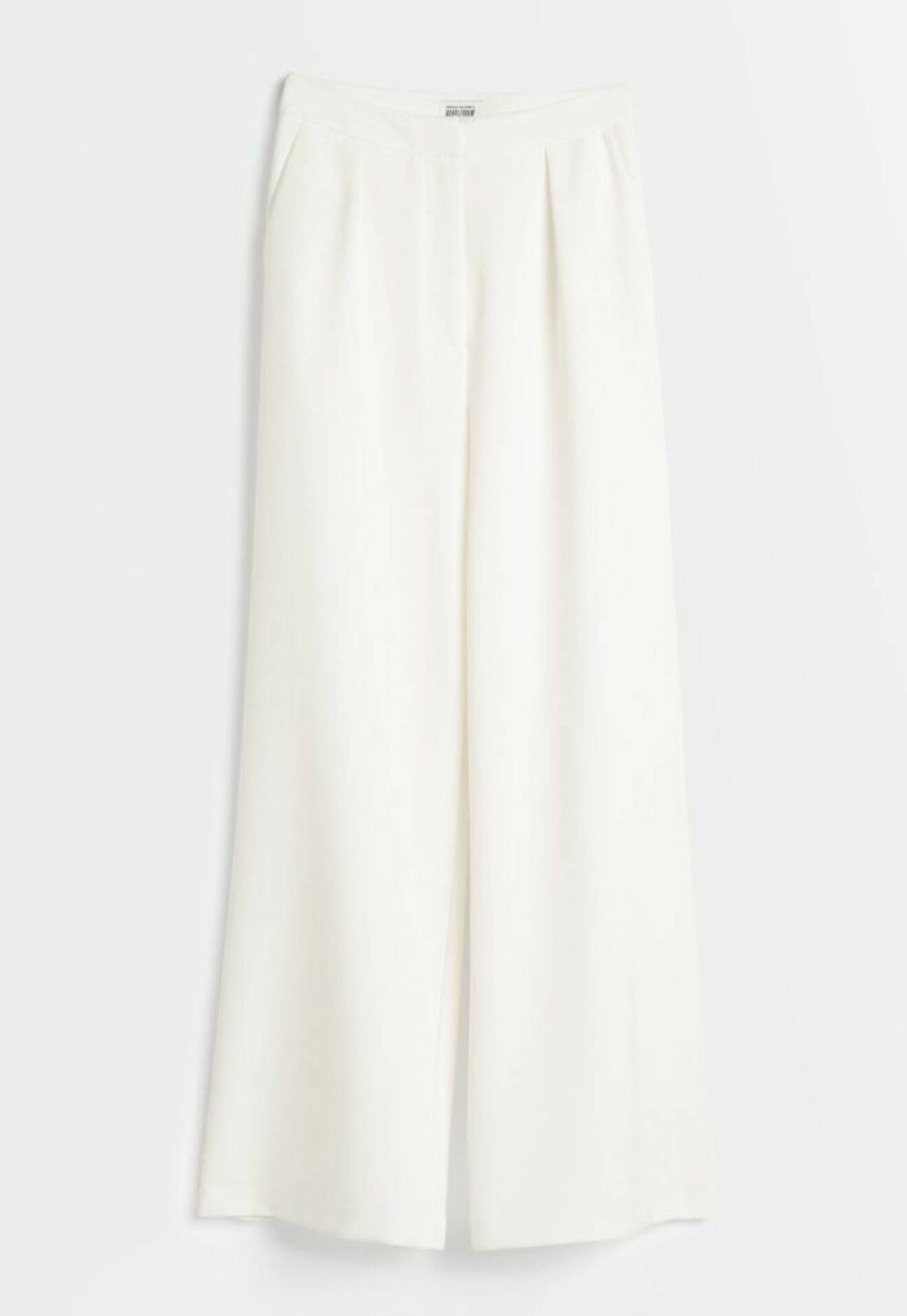 Vita kostymbyxor från Nicole Falcianis bröllopskollektion för Bubbleroom