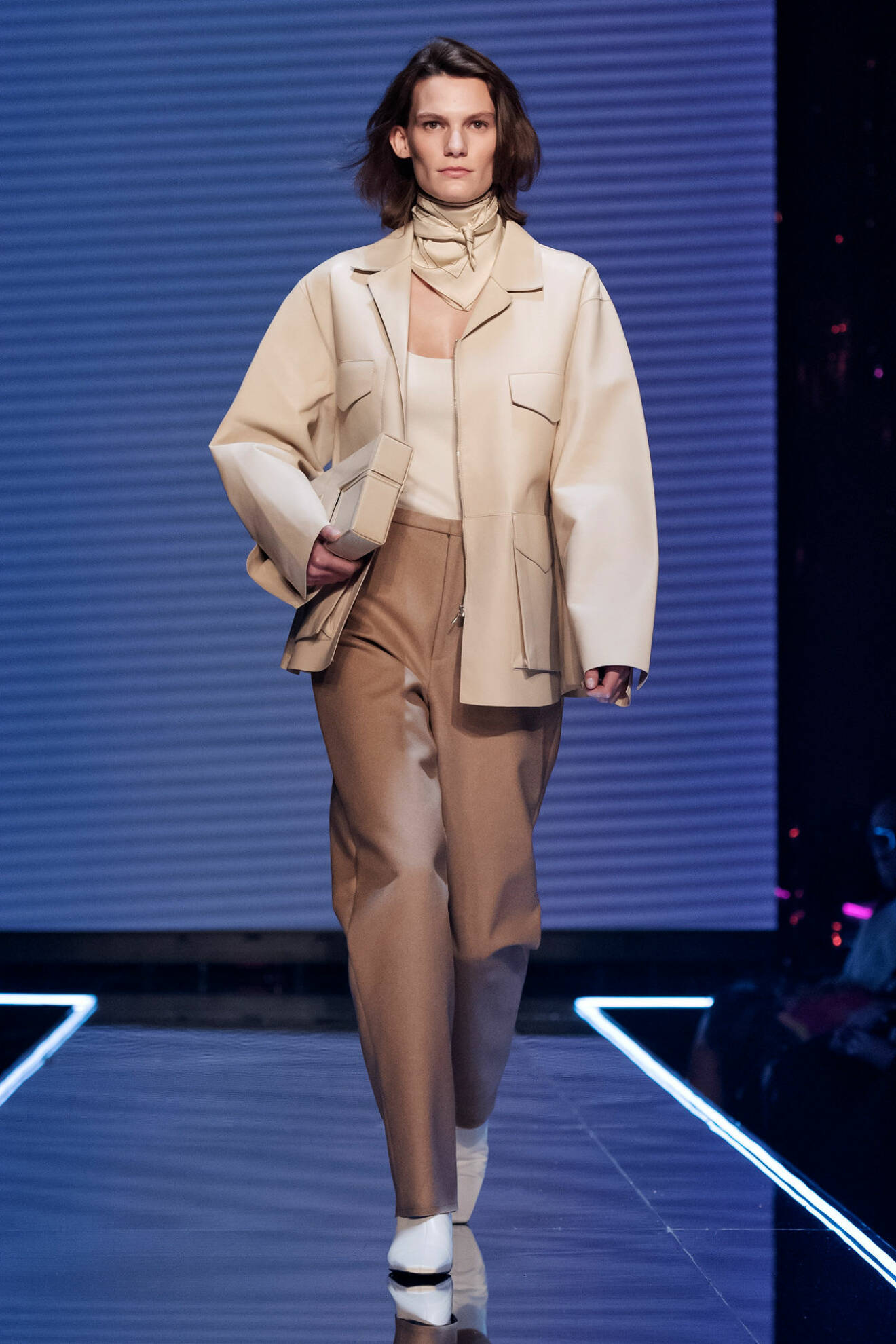 Beige look med kappa och byxor från Totêmes vinnarvisning ELLE-galan 2020.