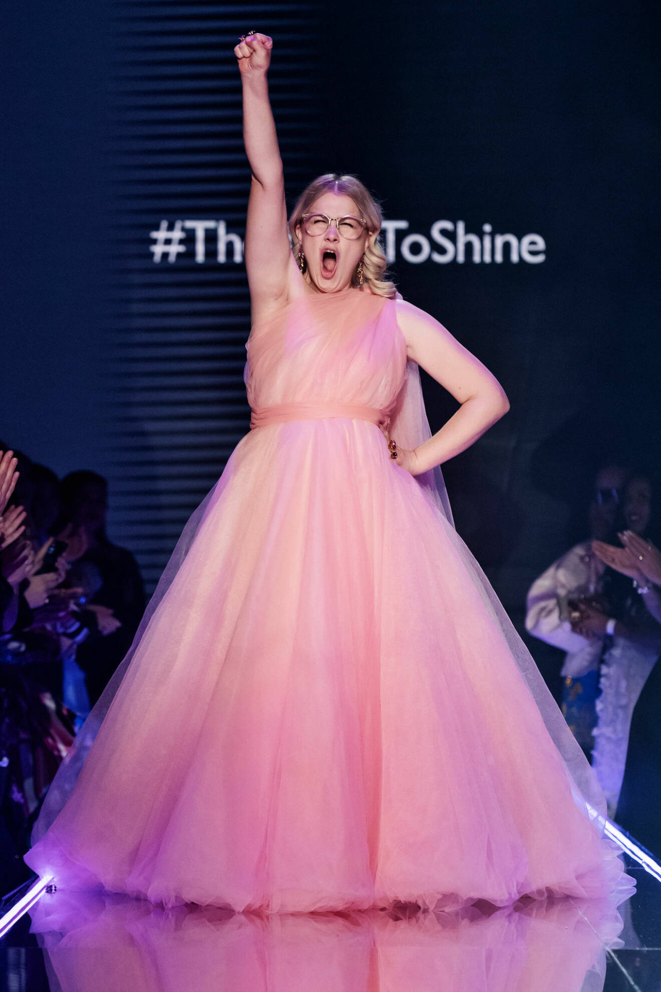 Emma Örtlund gjorde comeback i look nr 1 iklädd sin rosa puffiga prinsess-klänning i design av couturedesignern Frida Jonsvens.