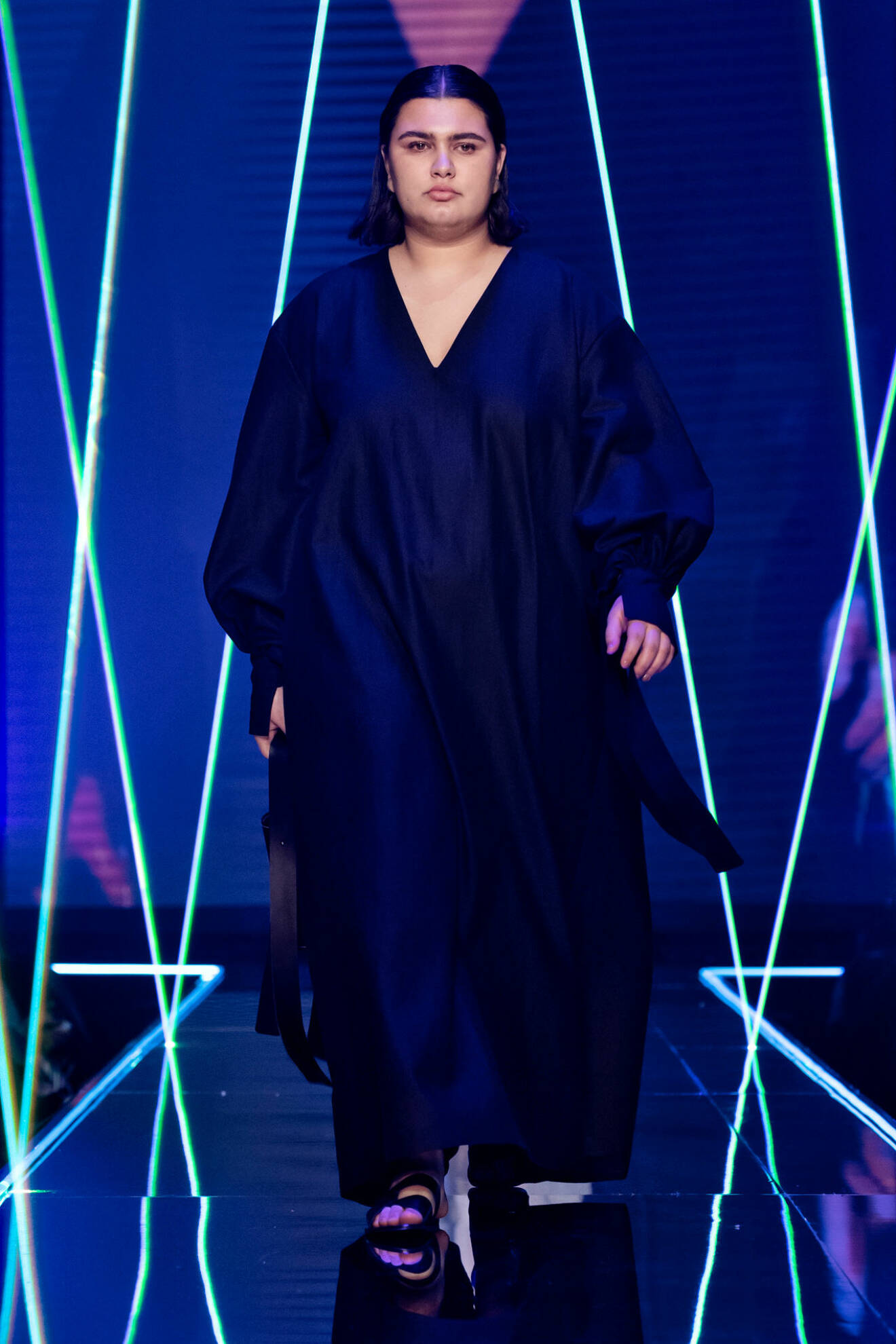 Längre klänning i svart från visningen av årets nykomling Amanda Borgfors Mészáros.