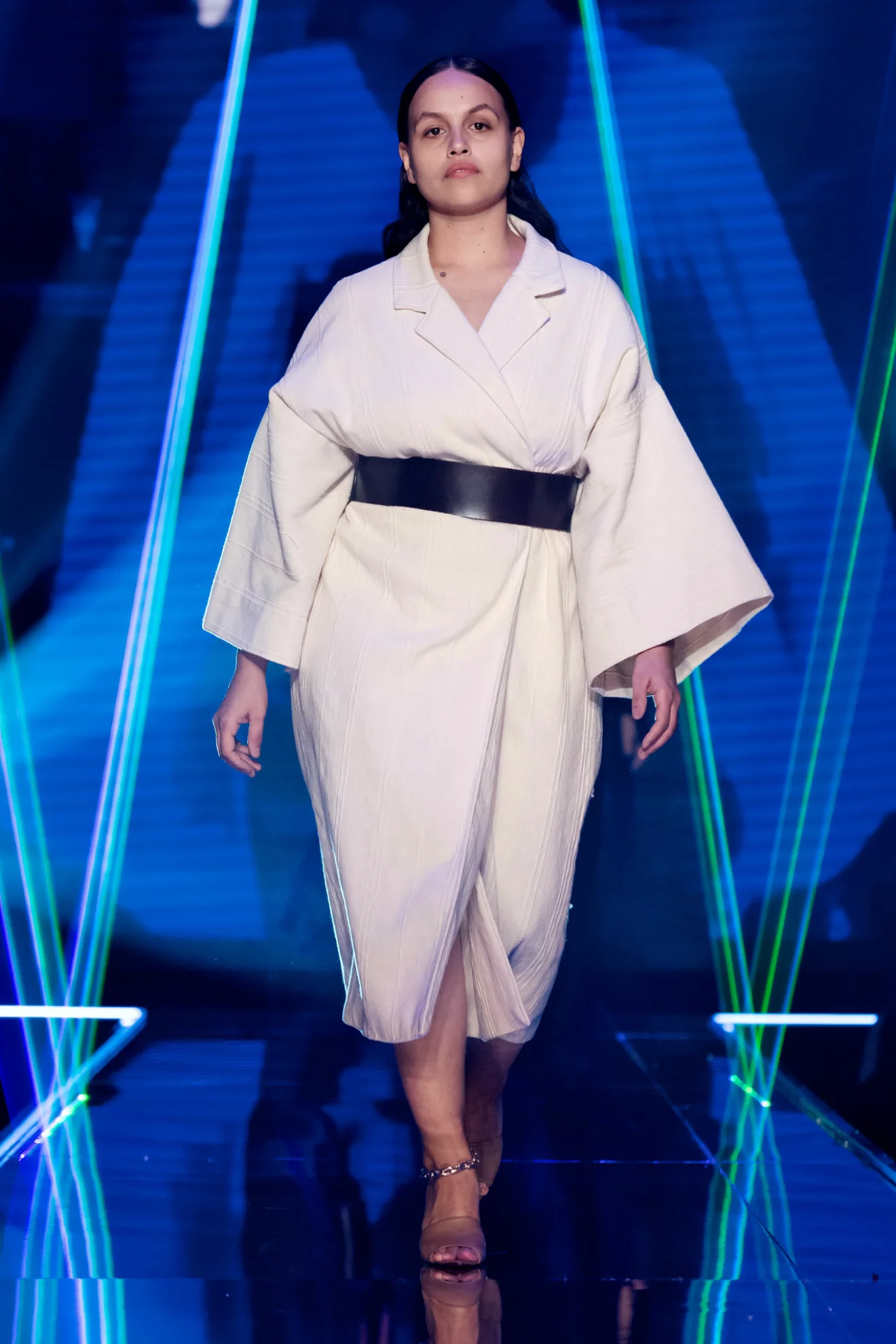 Vit kimonoklänning med svart markerad bälte i midjan från visningen av årets nykomling Amanda Borgfors Mészáros.
