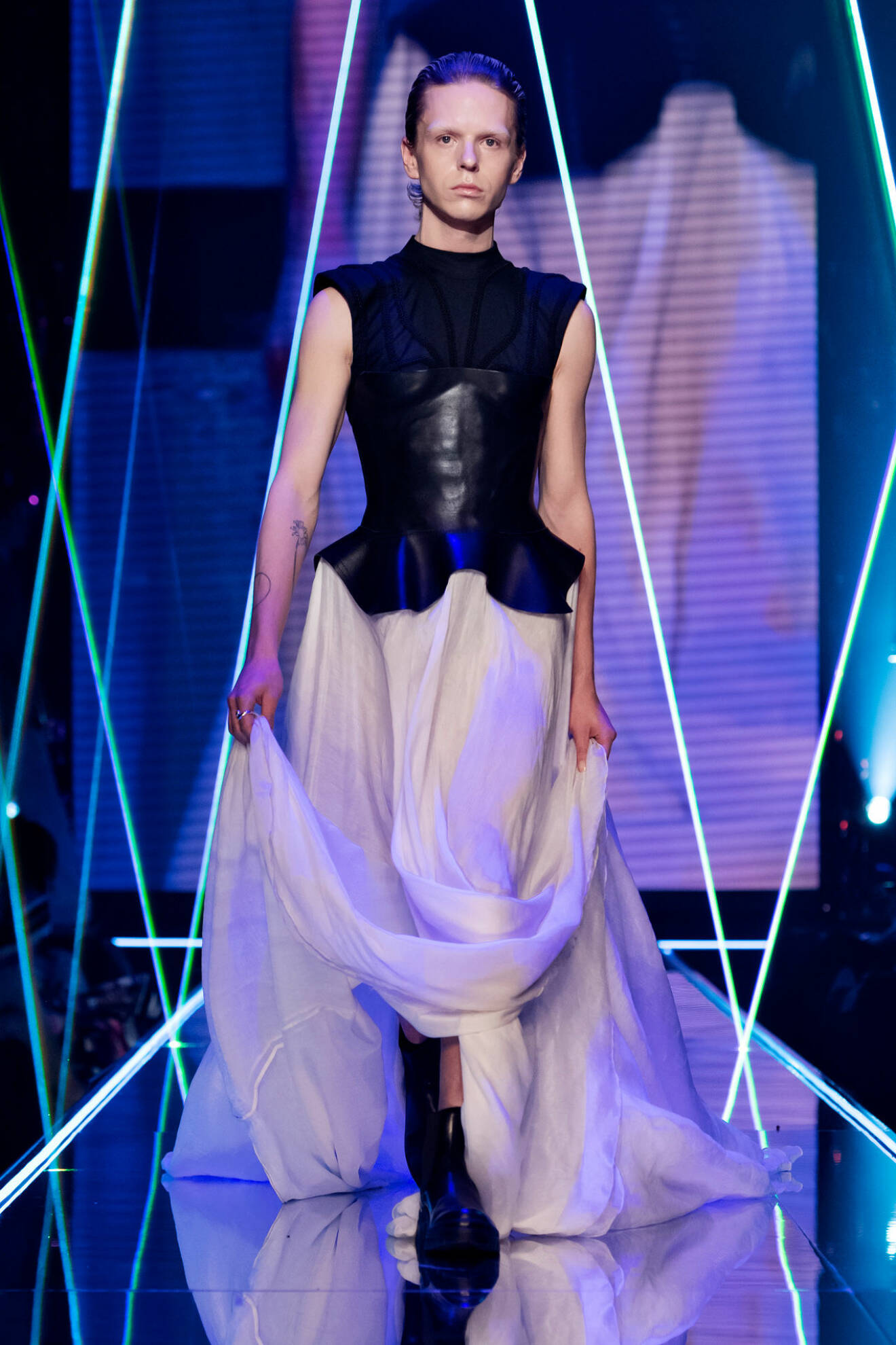 Skulptural svart överdel och vit fyllig kjol från visningen av årets nykomling Amanda Borgfors Mészáros.