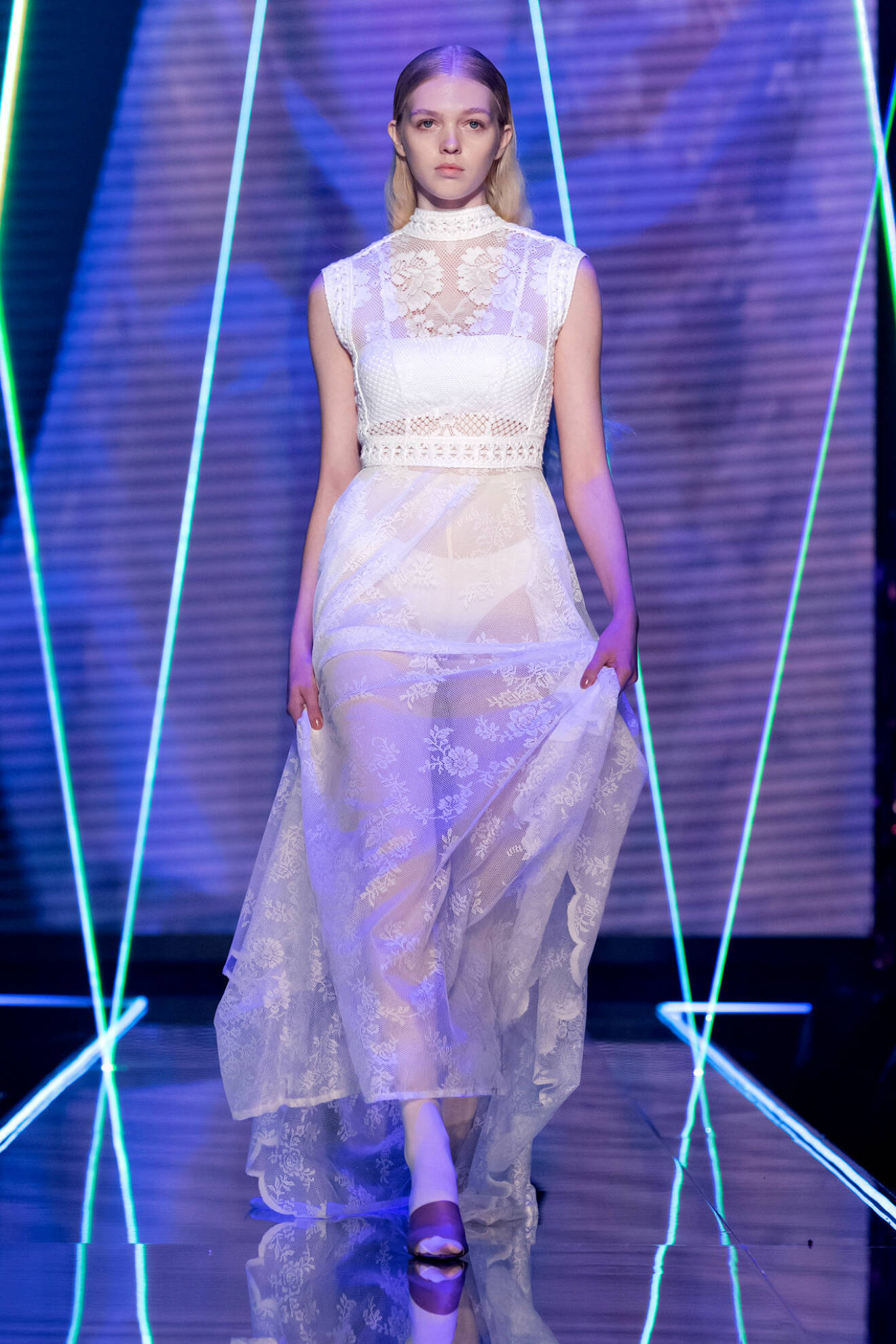 Lätt transparent spetsklänning i vitt från visningen av årets nykomling Amanda Borgfors Mészáros.
