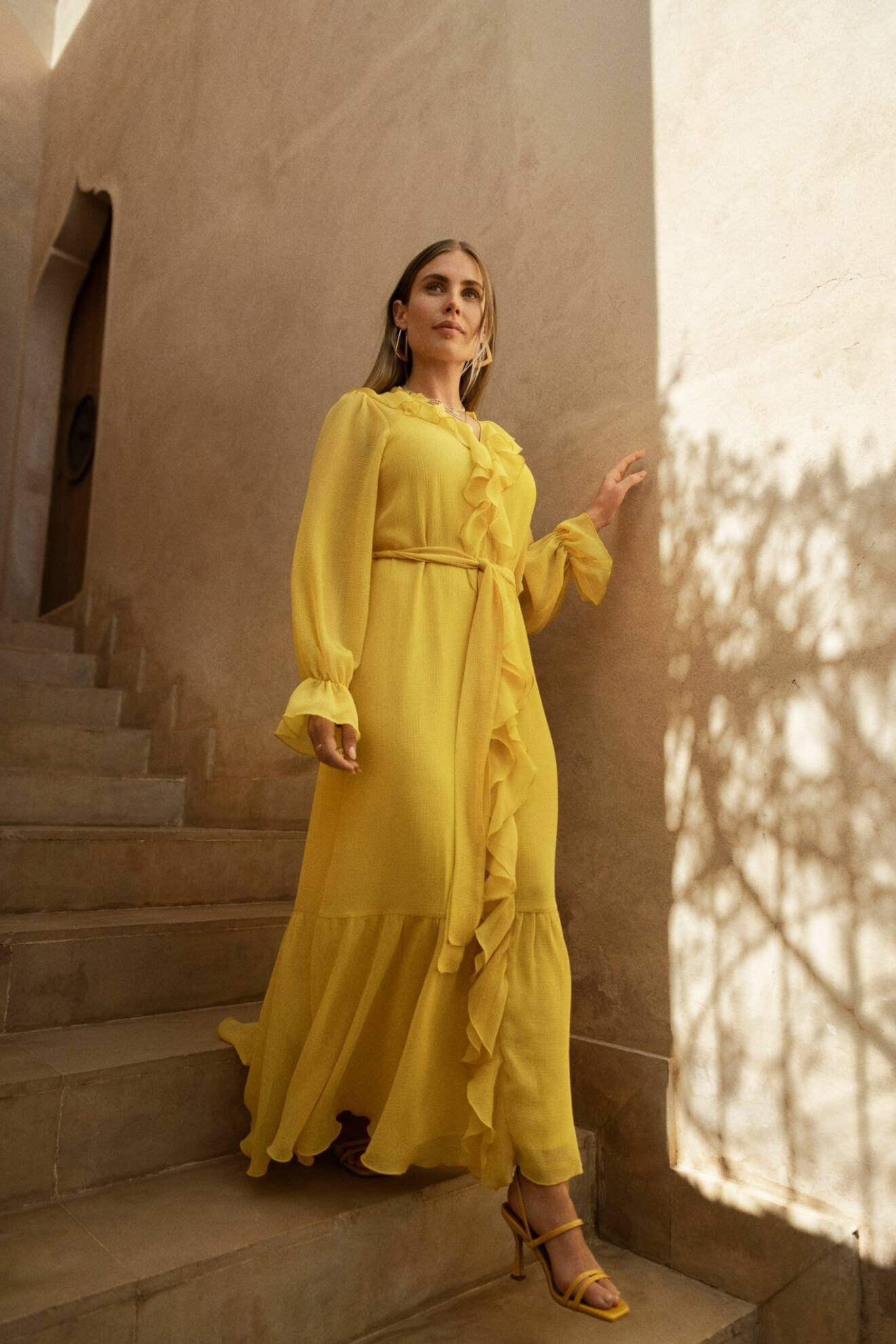 Maja Nilsson Lindelöf x Gina tricot – Maja i gul klänning från kollektionen