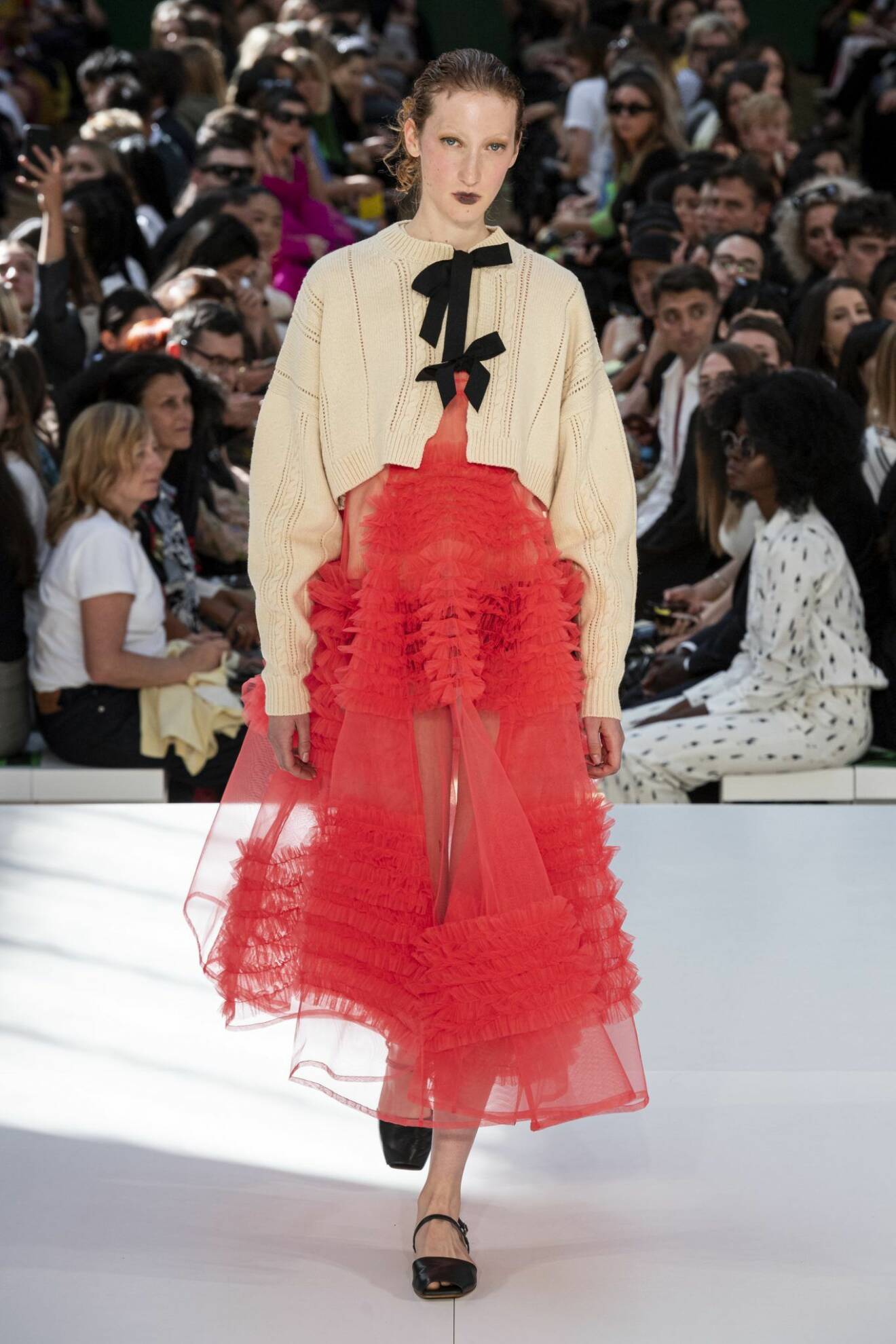 Eller bär den korta koftan över den feminina puffiga kjolen för en modern och trendig look. Ta inspiration från Molly Goddard som visade upp stylings av koftan i sin SS20-visning under London Fashion Week. 