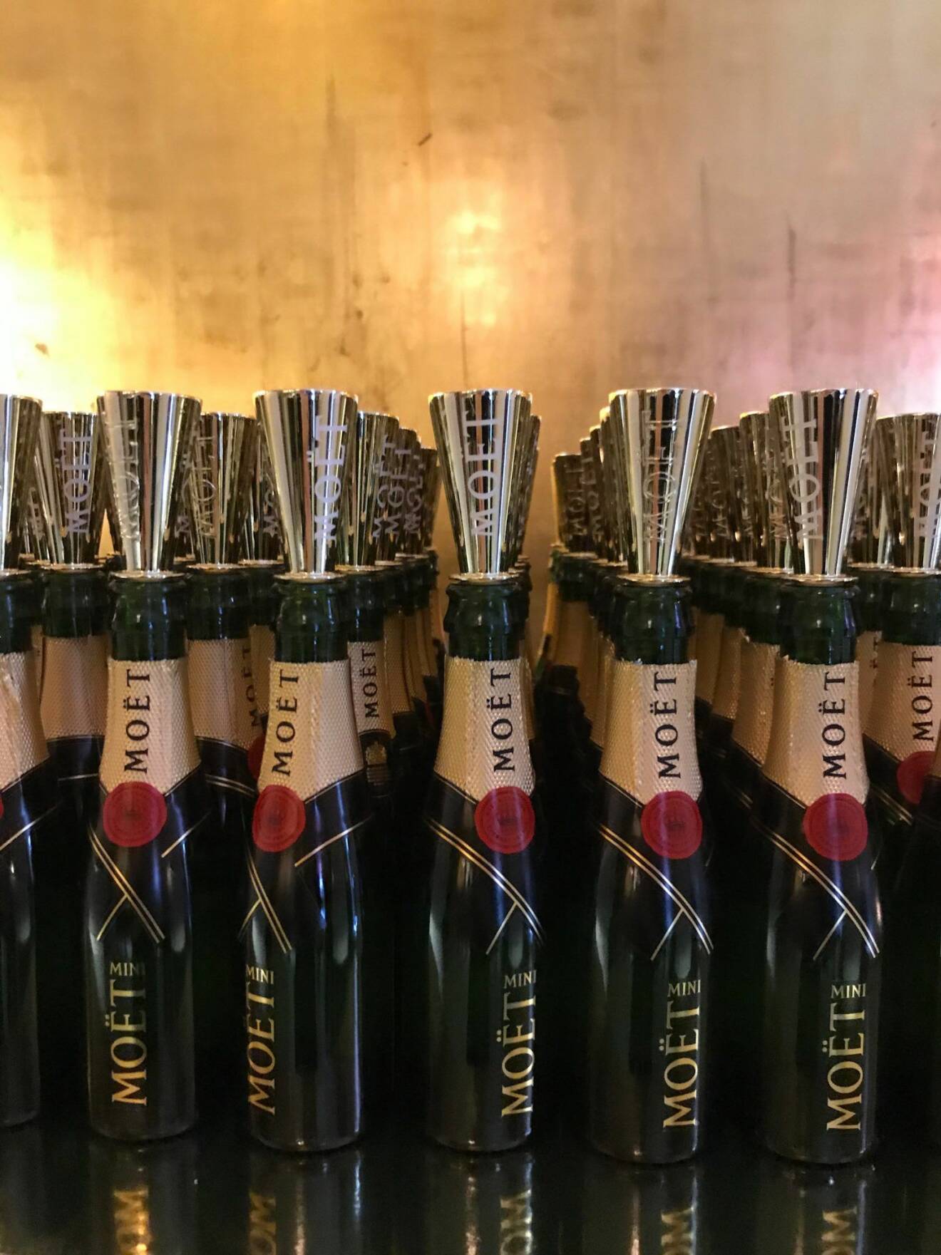 Miniflaskor med champagne är en mattrend från ELLE-galan 2020