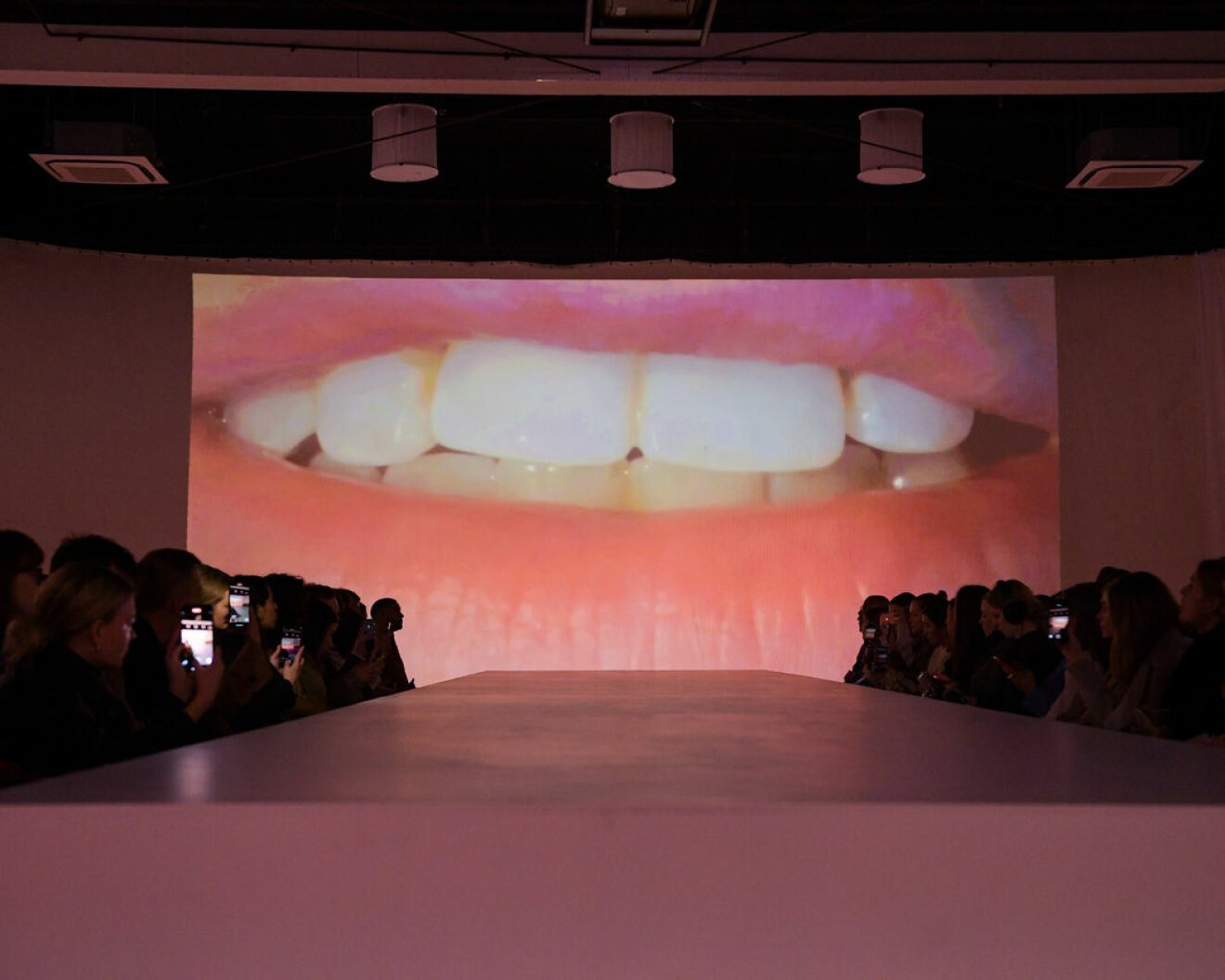  Carcels första visning på Copenhagen Fashion Week startade med filmklipp på stora tv:skärmar.