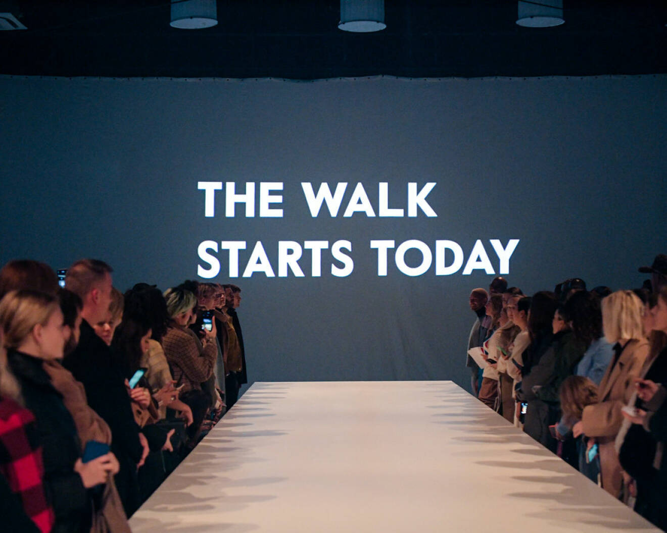 Catwalken med budskapet "The walk starts today" från Carcels första visning på Copenhagen Fashion Week.