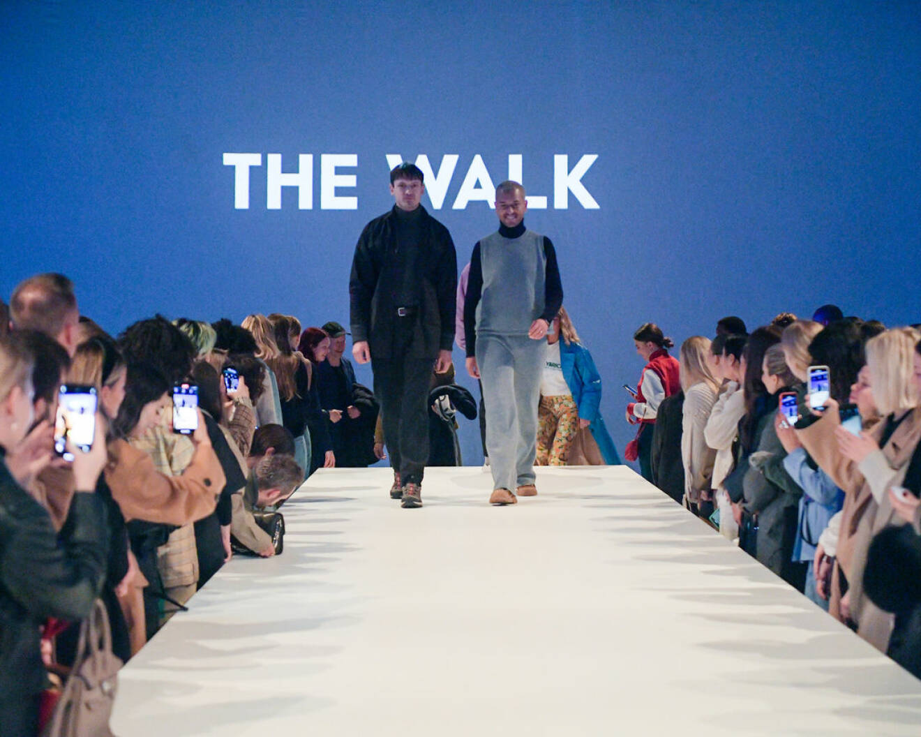 De första personerna från publiken vågar sig upp på Carcels catwalk under visningen på Copenhagen Fashion Week.