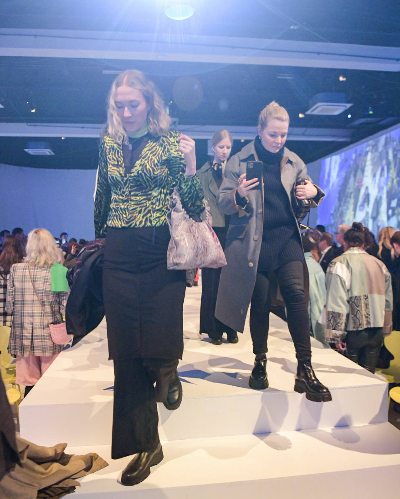 Några från publiken från Carcels första visning på Copenhagen Fashion Week intar catwalken.