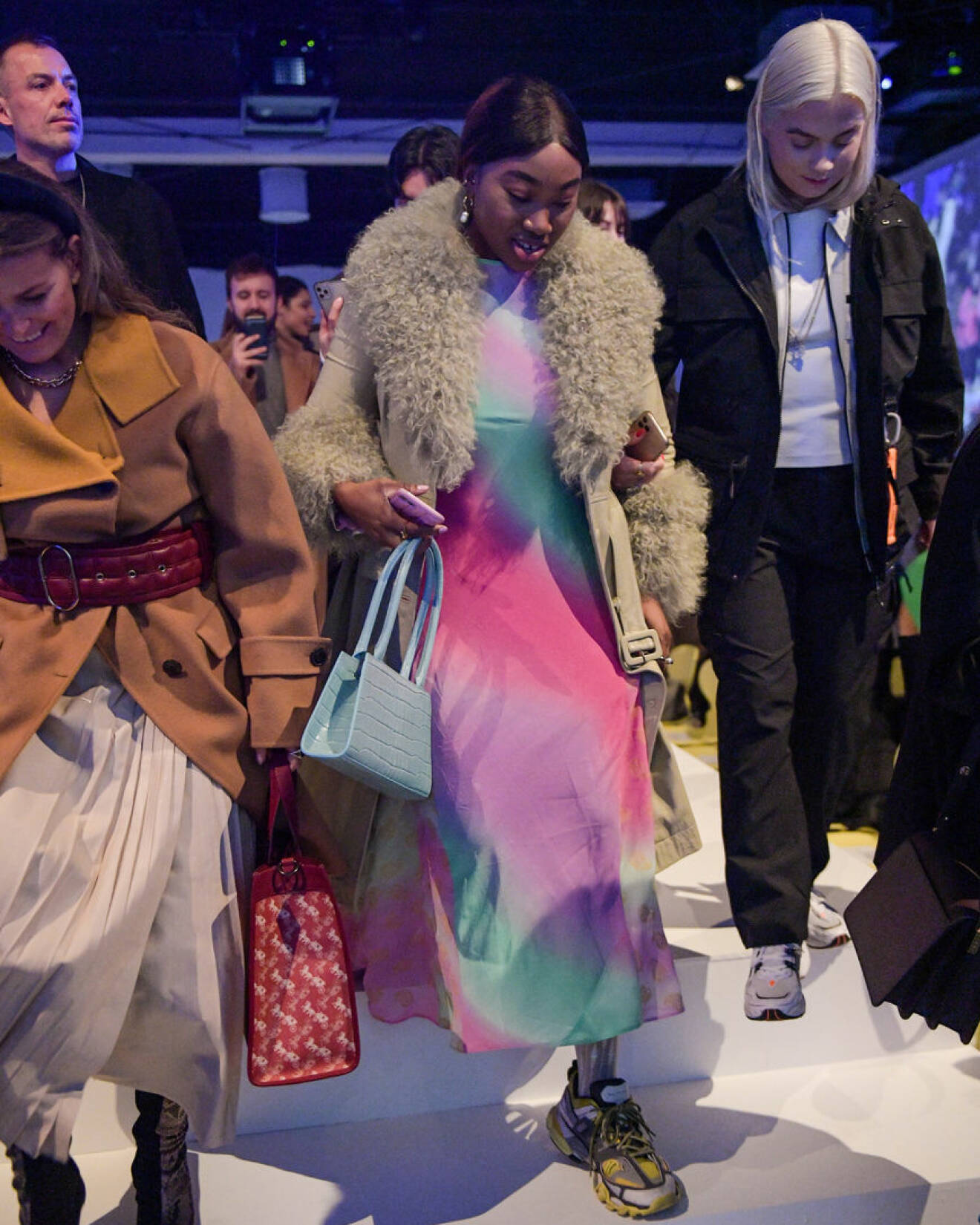 Glada modegäster på catwalken under Carcels första visning på Copenhagen Fashion Week.