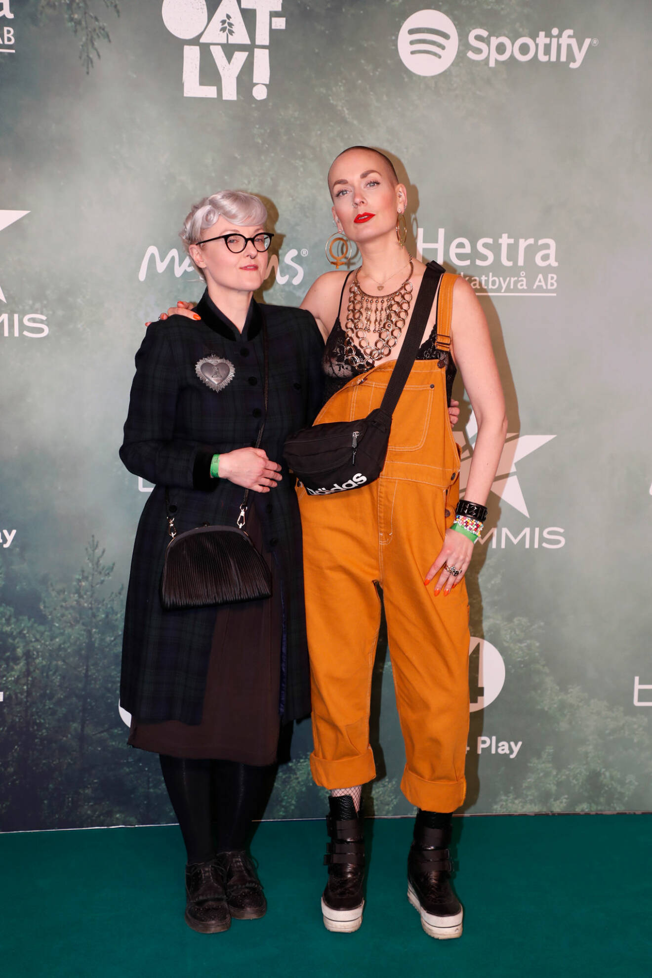 Bea Szenfeld och Sanna Bråding på röda mattan på Grammisgalan 2020