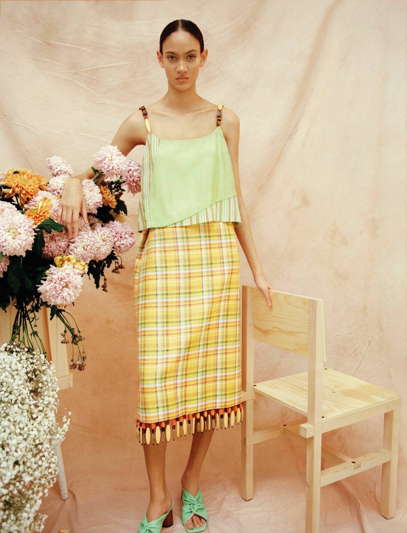 Rutig kjol och ljusgrön topp från Rejina Pyo, så stylar du pastelltrenden våren 2020