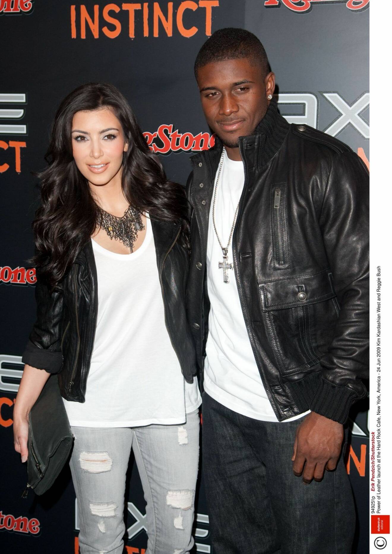 Kim Kardashian och Reggie Bush posterar på röda mattan