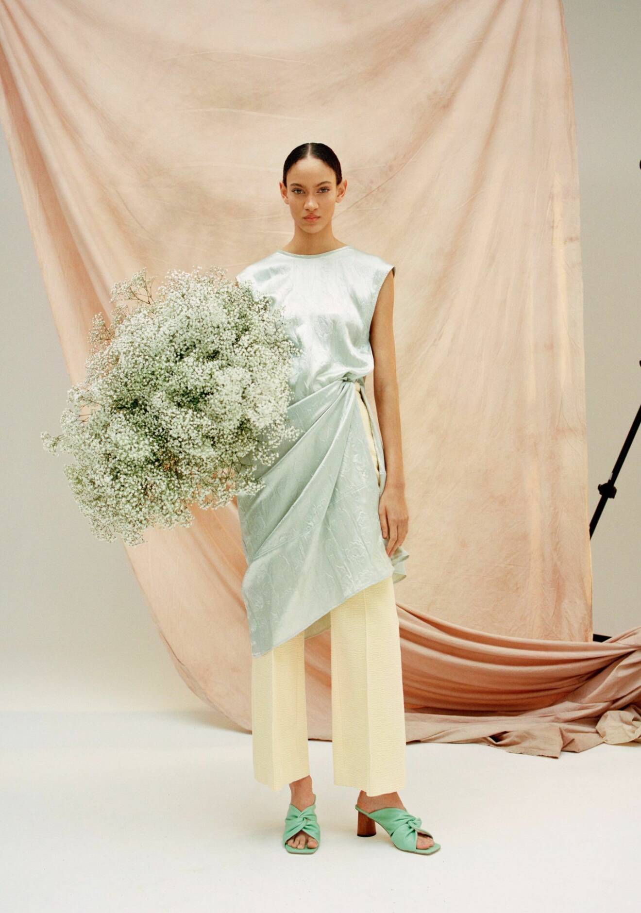 Ljusblå klänning från Acne Studios, så stylar du pastelltrenden våren 2020