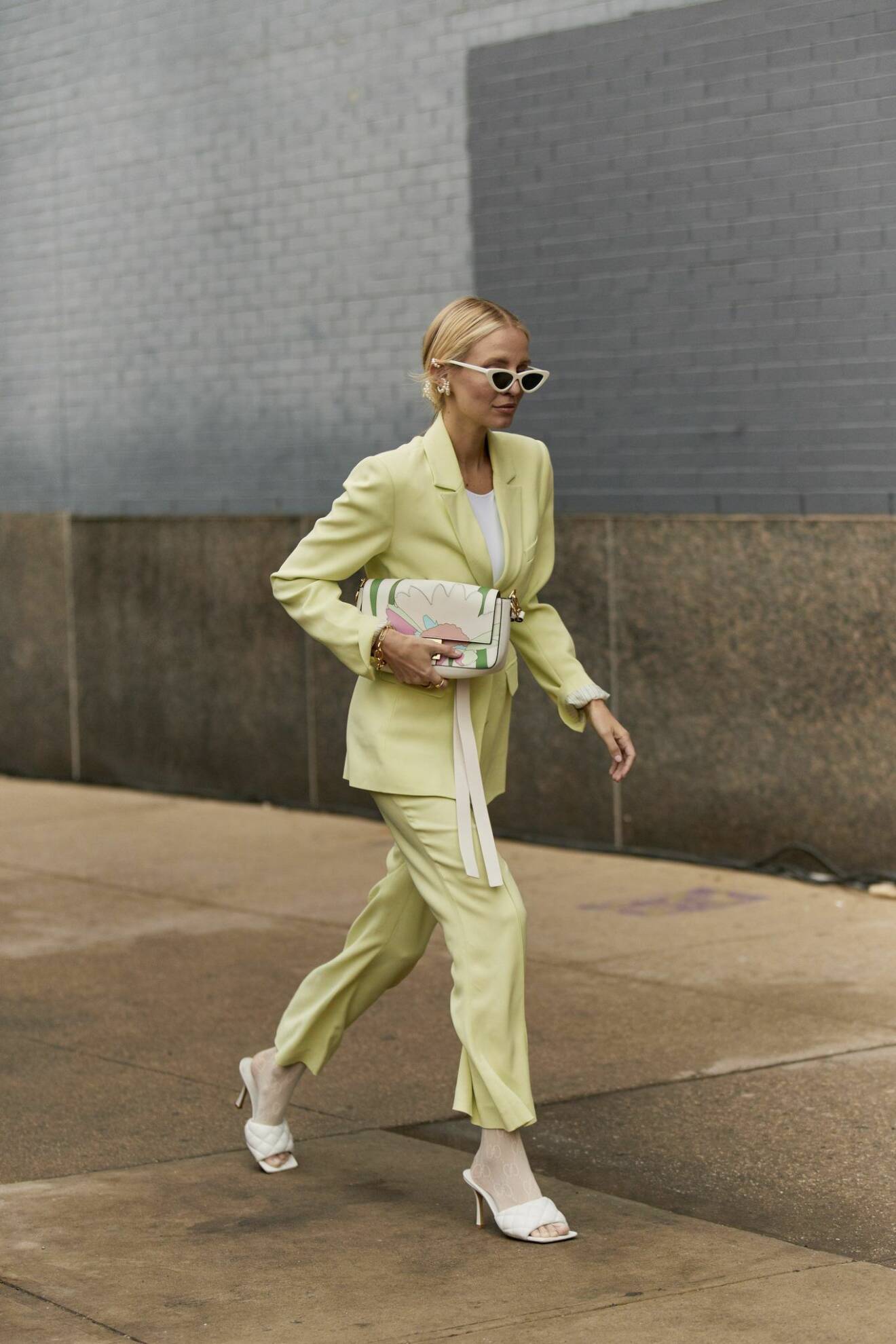 Pastellfärgad streetstyle-look från New York Fashion Week 2020.
