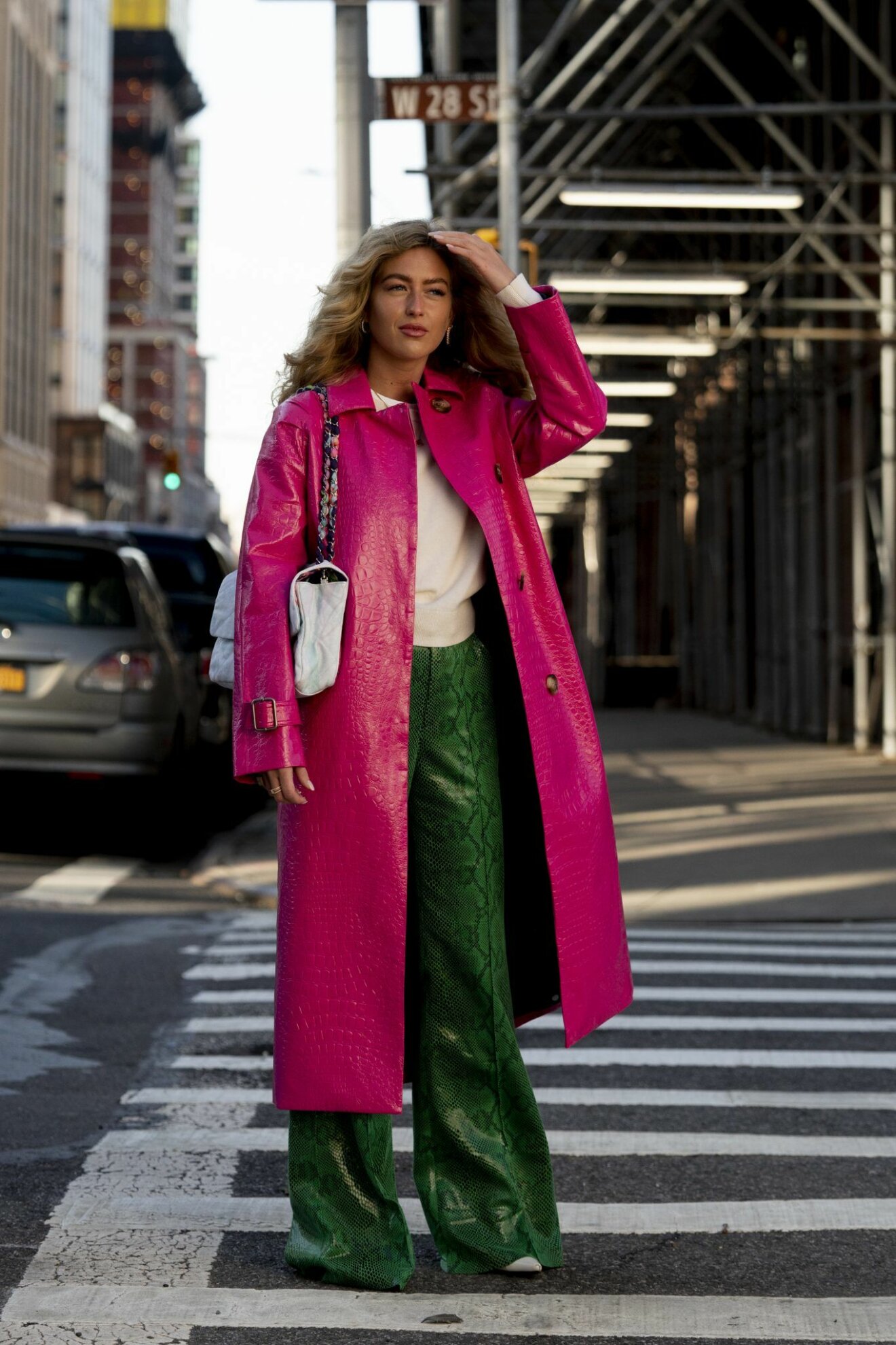 Rosa kappa med gröna byxor, streetstyle-look från New York Fashion Week 2020.