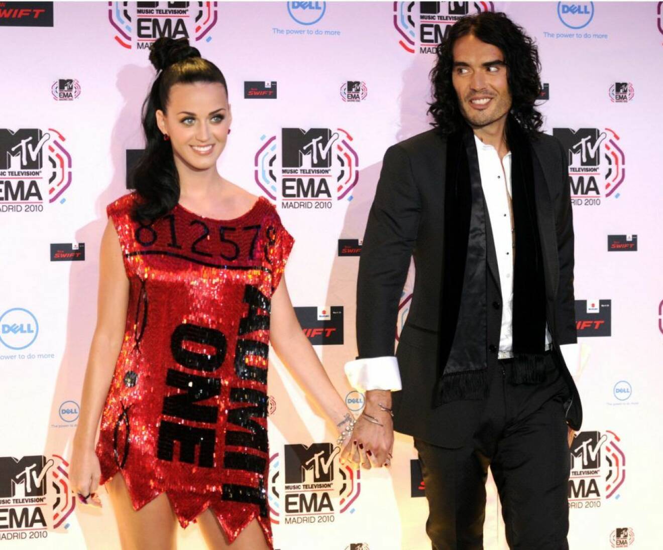 Katy Perry och Russel Brand håller handen på röda mattan.