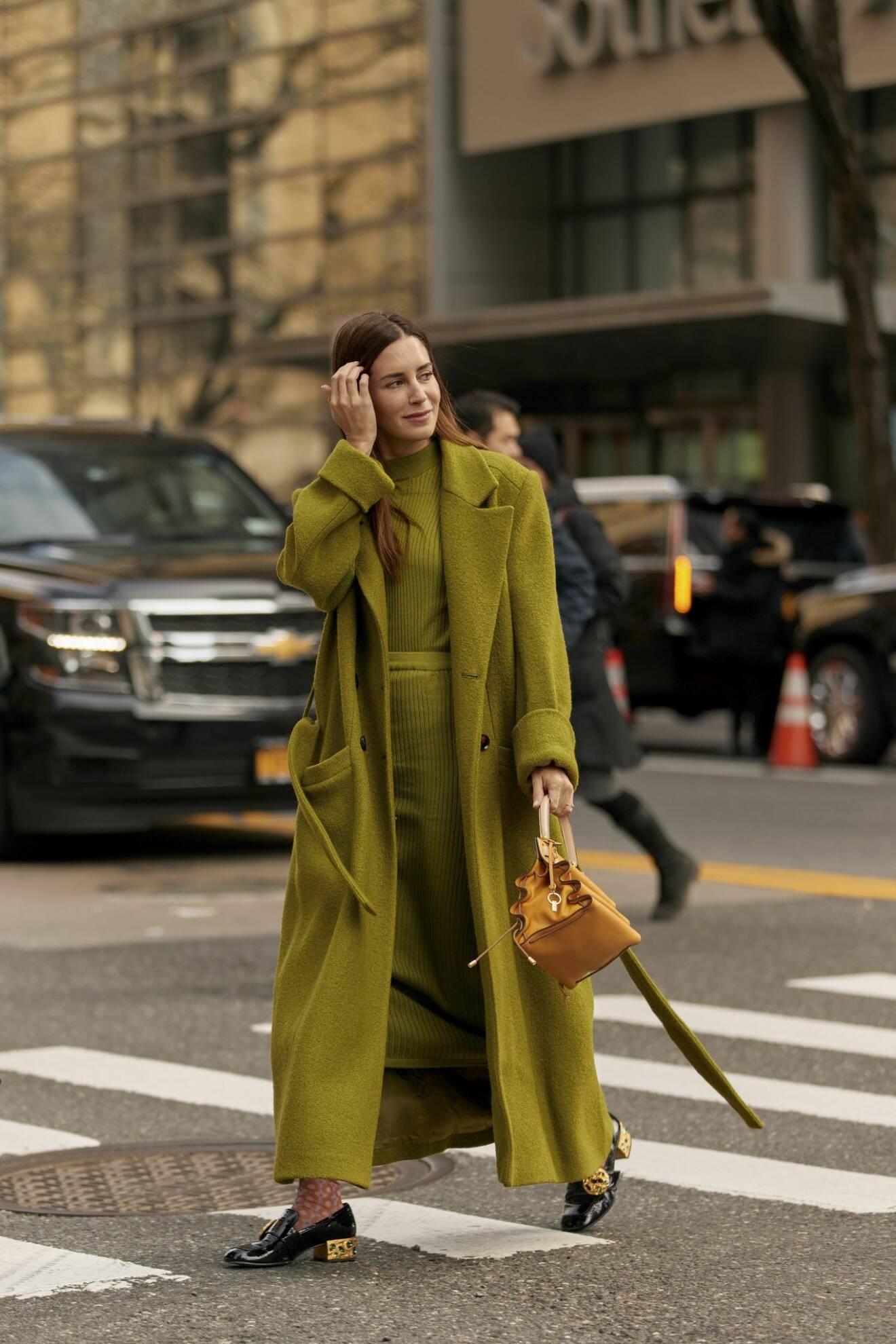 Olivgrön streetstyle-look från New York Fashion Week 2020.