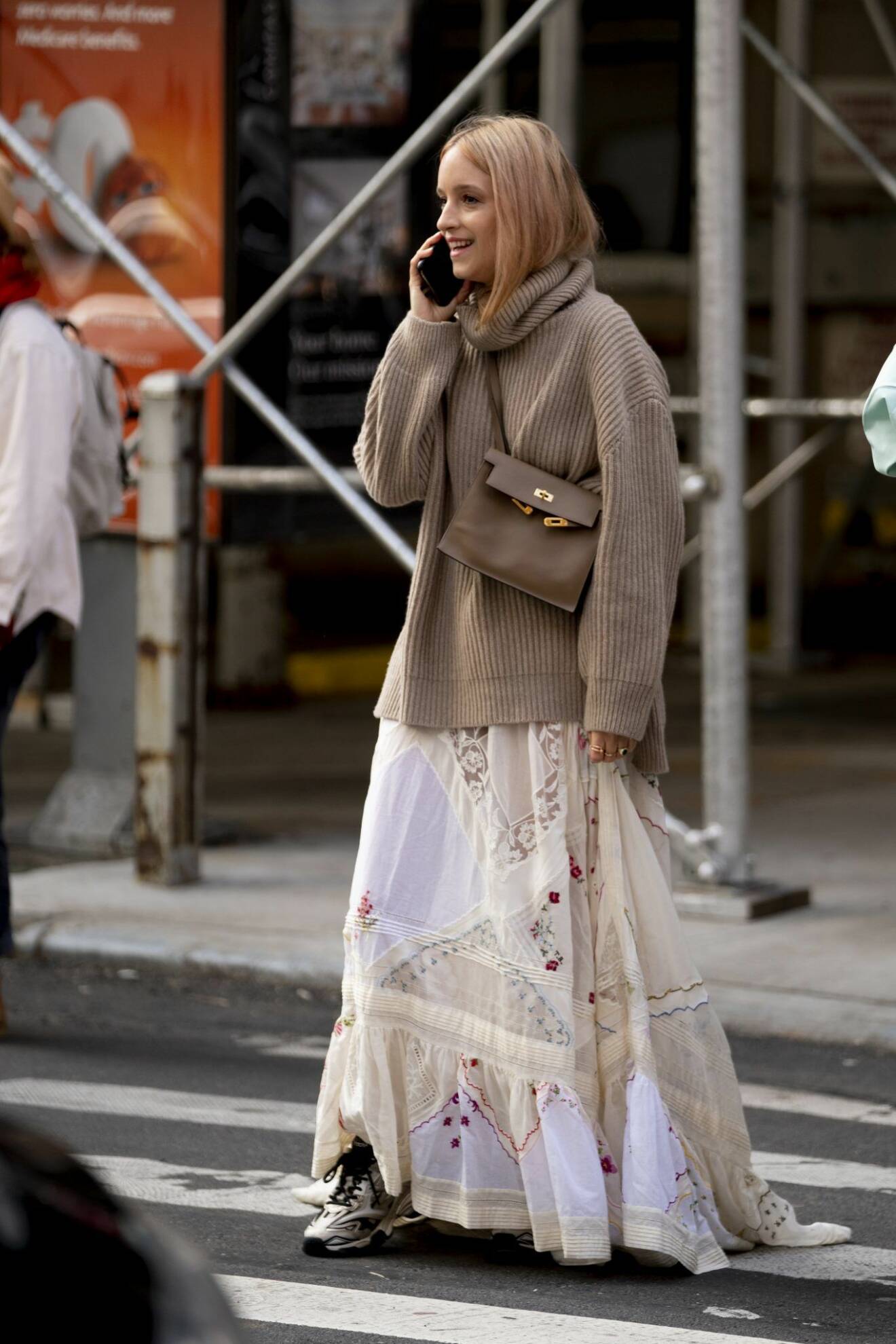 Beige stickad tröja och väska, streetstyle-look från New York Fashion Week 2020.
